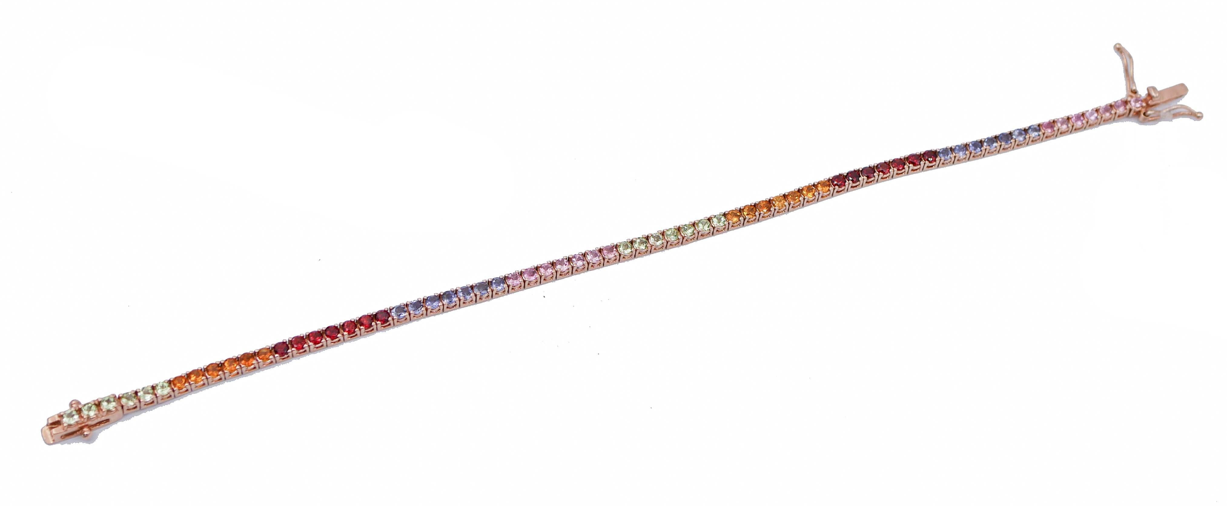 POLITICA DI SPEDIZIONE:
Le spese di spedizione sono totalmente a carico del venditore.

Bellissimo bracciale tennis con struttura in oro rosa 9 kt montato con sezioni di topazi, ametiste verdi, tormalina, iolite e granati.
Toumarline, topazi,