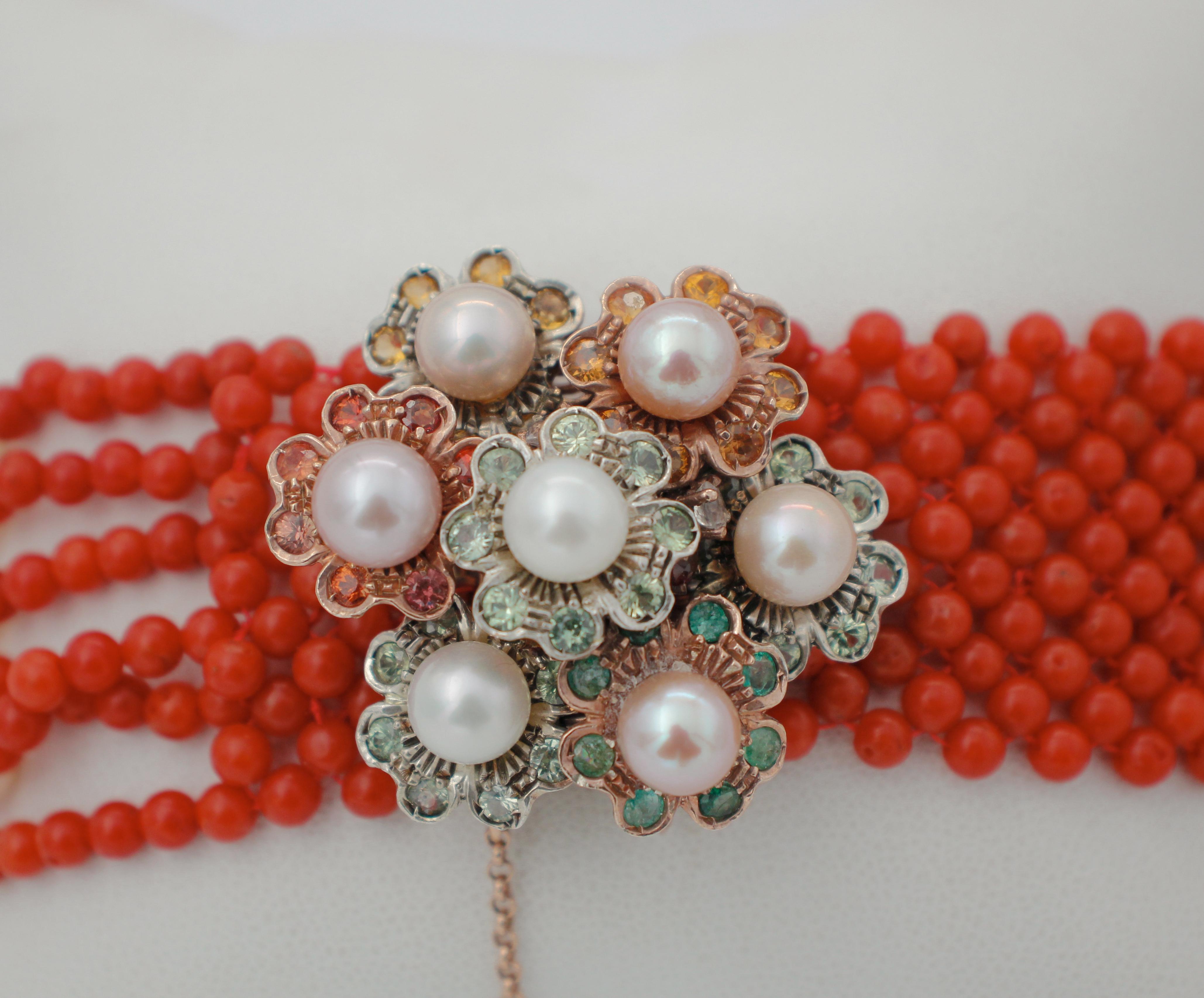 Halskette aus 9 Karat Roségold und Silber mit Topas, Smaragden, Saphiren, Korallen, Perlen (Gemischter Schliff) im Angebot