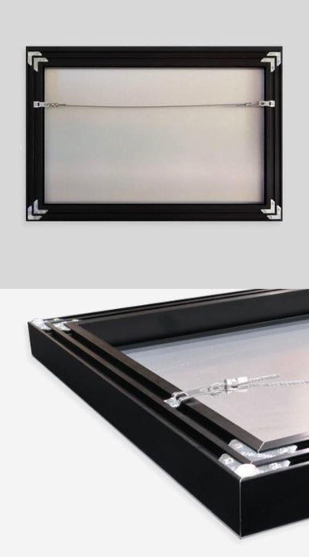 Este gran paisaje moderno de edición limitada titulado Corriente es una atrevida y vívida obra de arte contemporáneo. La pintura digital a gran escala, sublimada sobre aluminio por el artista colorado Topher Straus, adopta un enfoque original para
