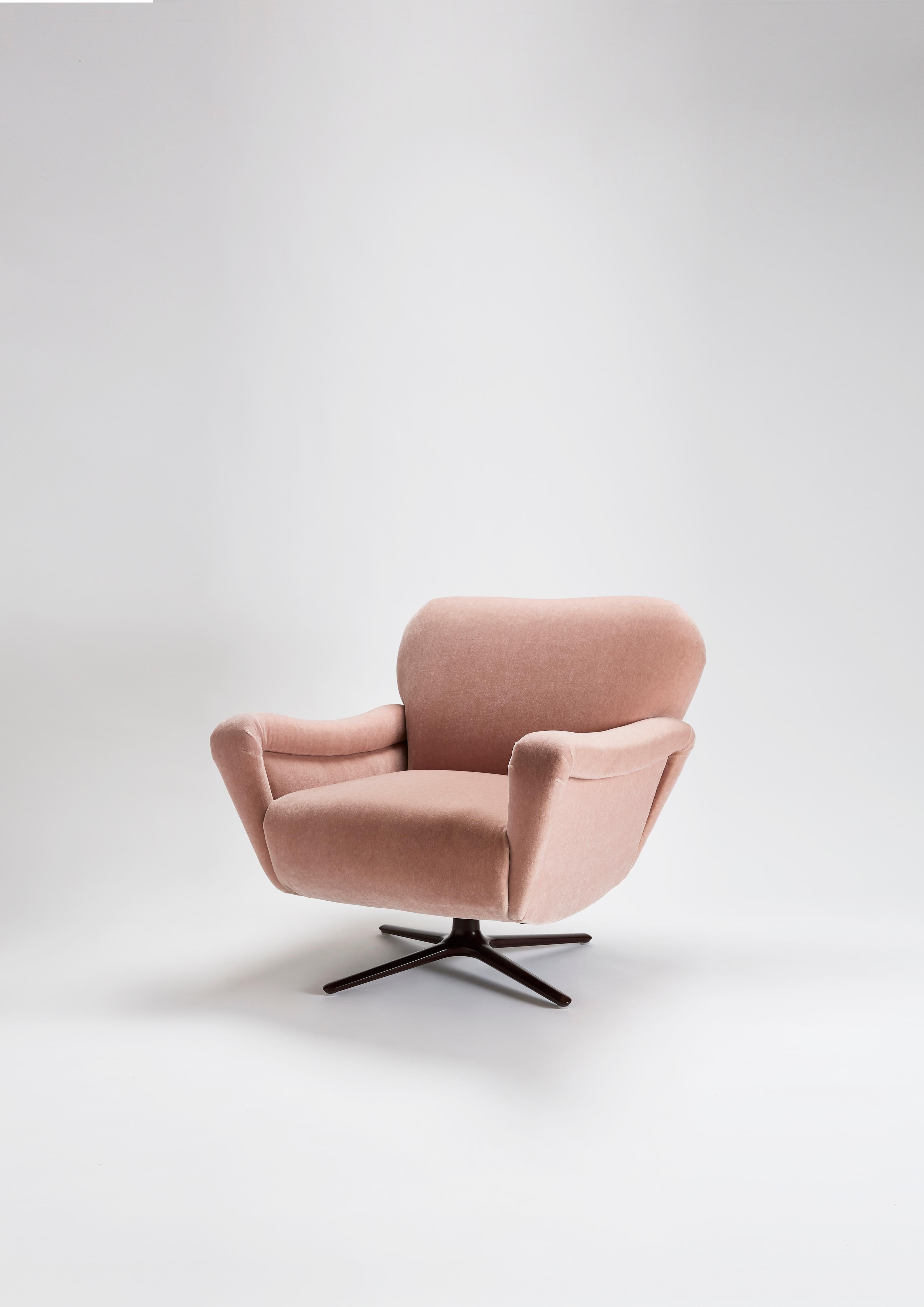 Nommé d'après l'antilope Topi, connue pour sa posture distinctive et ses mouvements gracieux, le fauteuil pivotant Topi offre un confort moelleux dans n'importe quel environnement.

Avec ses courbes douces, ses bras généreux et son dossier
