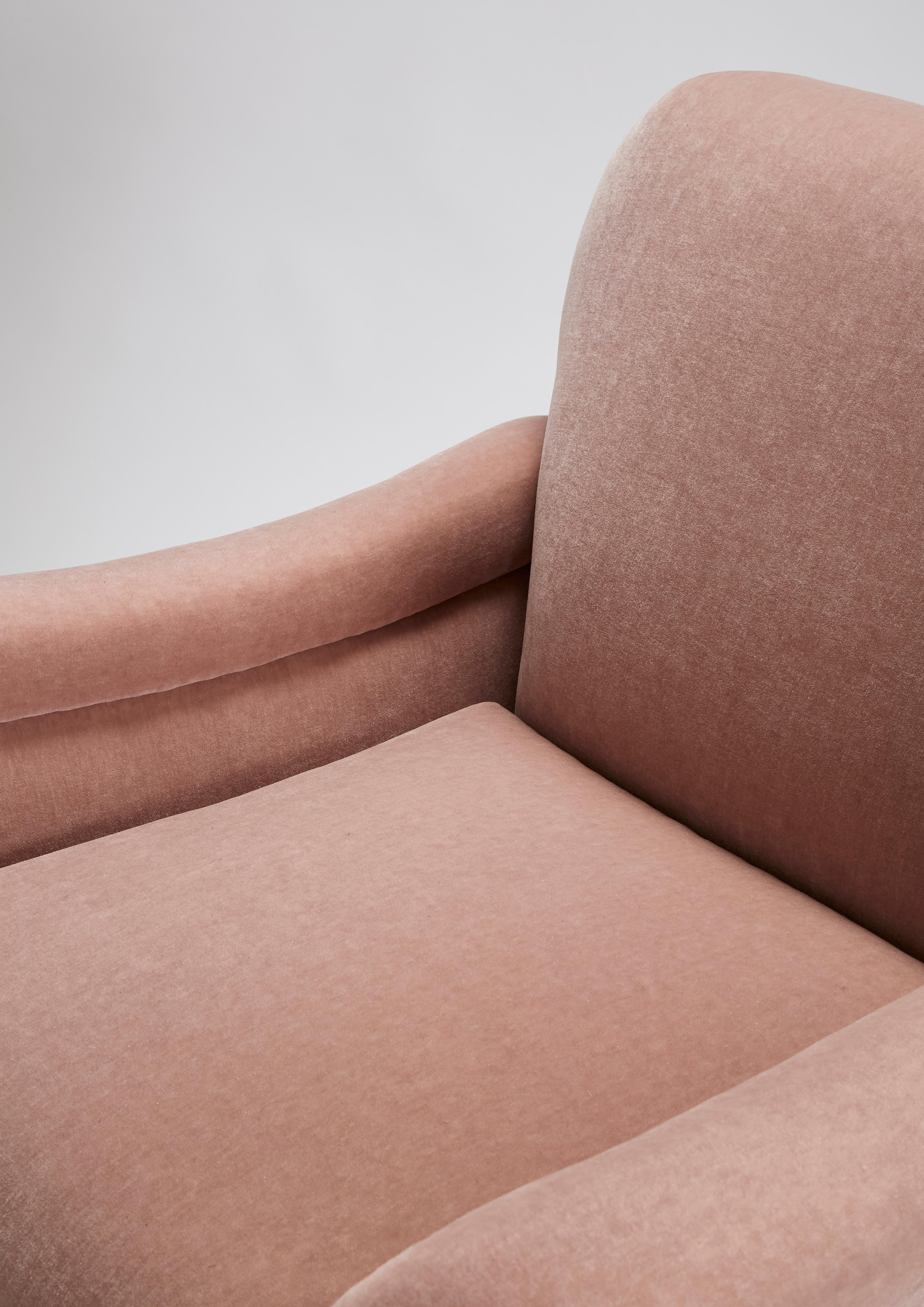 Britannique Chaise Topi dans notre Marci Mohair en Hibiscus par Sister by Studio Ashby en vente