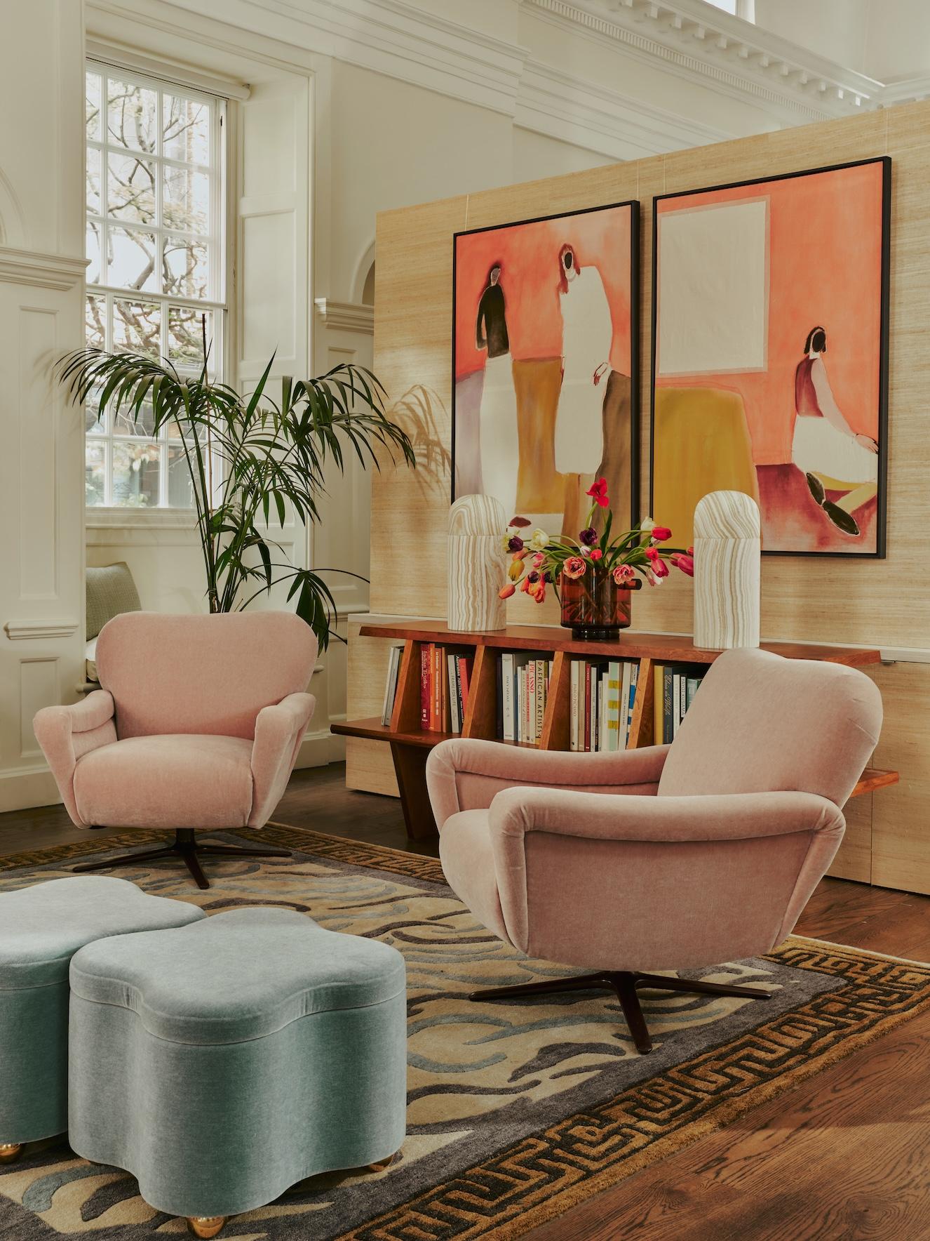 XXIe siècle et contemporain Chaise Topi dans notre Marci Mohair en Hibiscus par Sister by Studio Ashby en vente