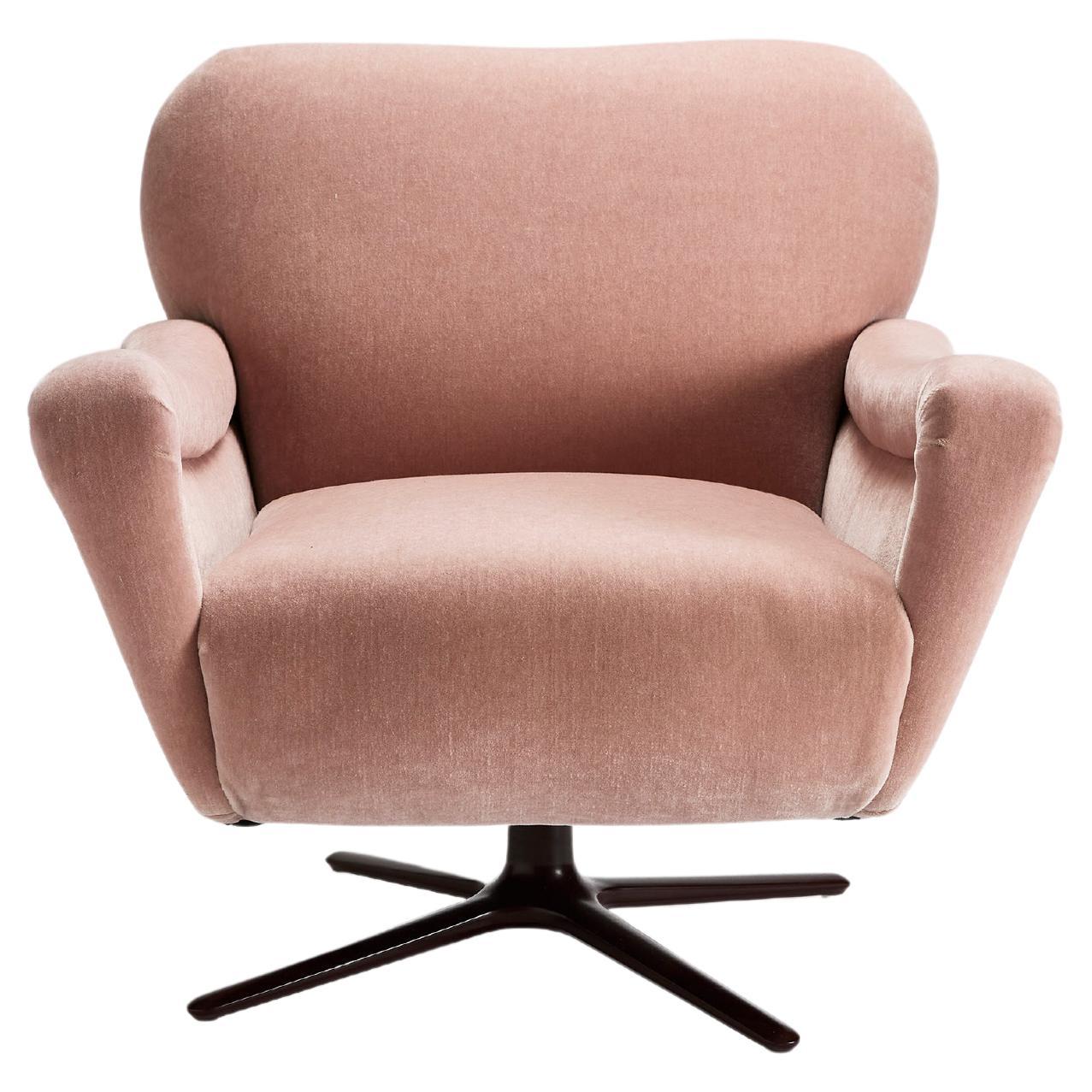 Chaise Topi dans notre Marci Mohair en Hibiscus par Sister by Studio Ashby en vente