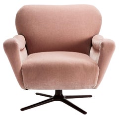 Chaise Topi dans notre Marci Mohair en Hibiscus par Sister by Studio Ashby