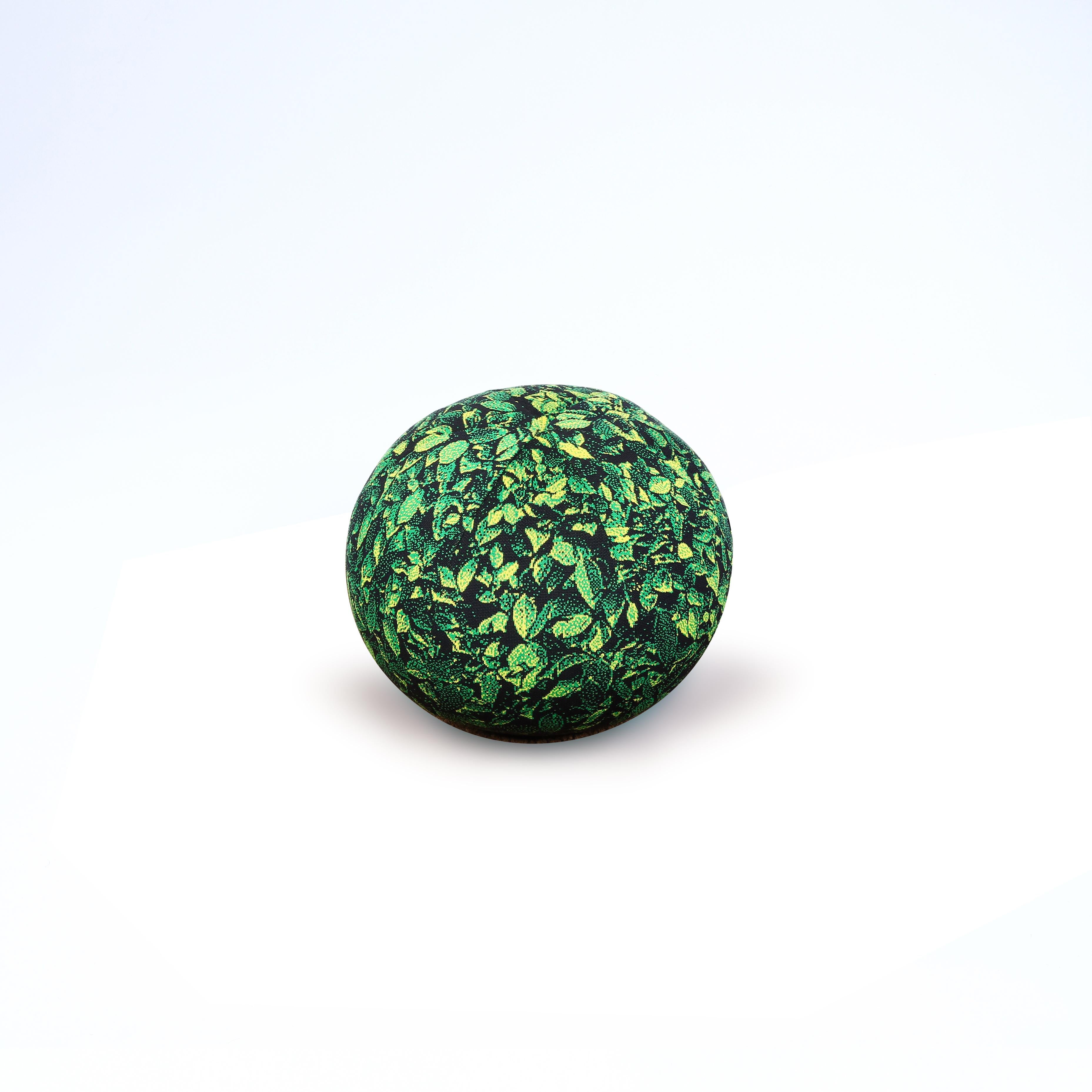 Topiary Ball - Ficus  knitted pixeled pillow small - Textile - Pillows
Ficus Shape Pillow, meticulously crafted to resemble Ficus. The intricate graphics on this pillow are not merely printed but knitted, showcasing a palette of five different