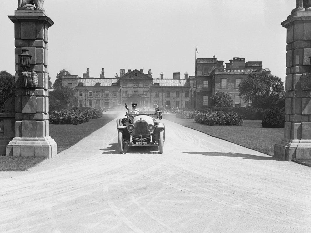 "Dukeries District" von Topical Press Agency

Ein deutscher Opel-Rennwagen verlässt Welbeck Abbey, den Sitz der Herzöge von Portland in Nottinghamshire, während der Prince Henry Cup Tour.

Ungerahmt
Papierformat: 30" x 40'' (Zoll)
Gedruckt 2022