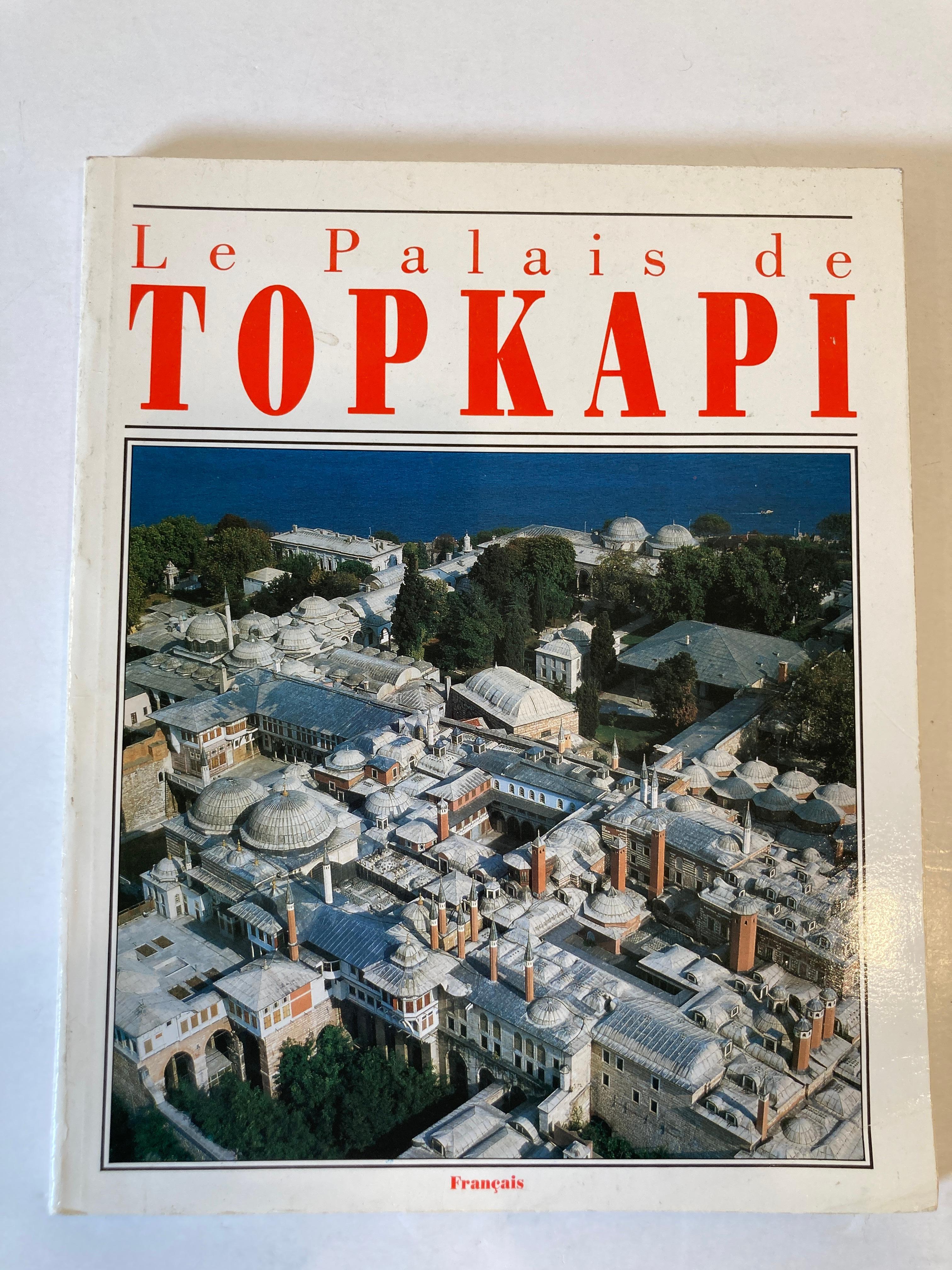 Le Palais de Topkapi, Topkapi Palace.
Publié en 1993 par Aksit Kultur Turizm Sanat Ajans
Première édition janvier 1993)
Edition Langue française.
Au XVIe siècle, l'Empire ottoman englobait des territoires situés sur les trois continents que sont