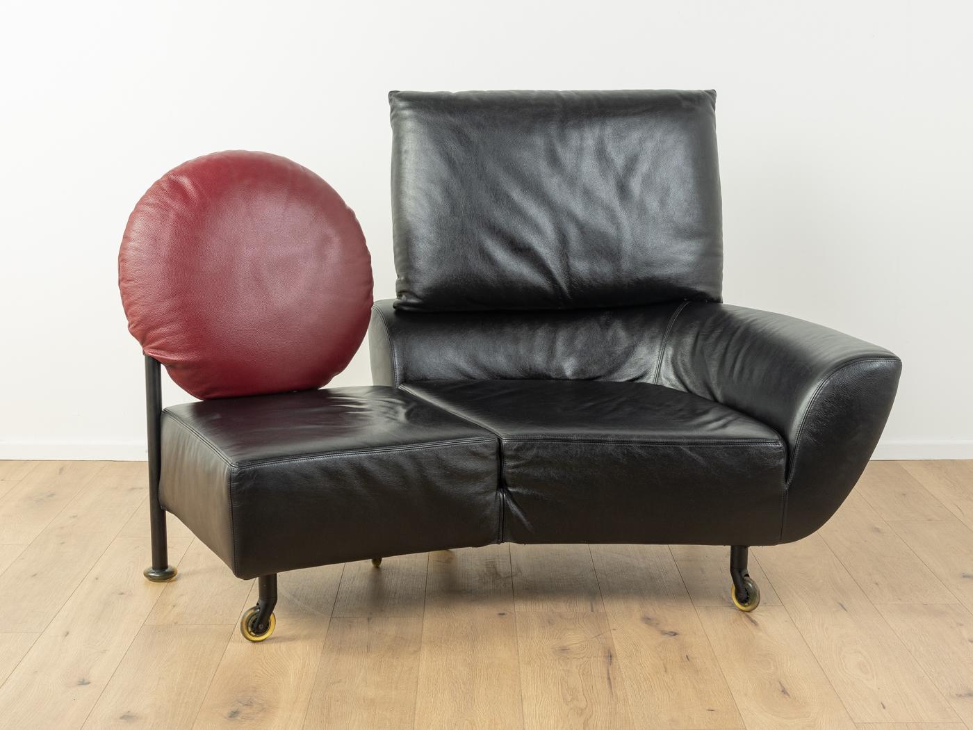 Sofá TOPKAPI de los años 80 de Francesco Binfaré para Cassina. Armazón de alta calidad con patas de tubo de acero en negro y funda de cuero original en negro y rojo.

Características de calidad:
diseño logrado: proporciones perfectas y visible