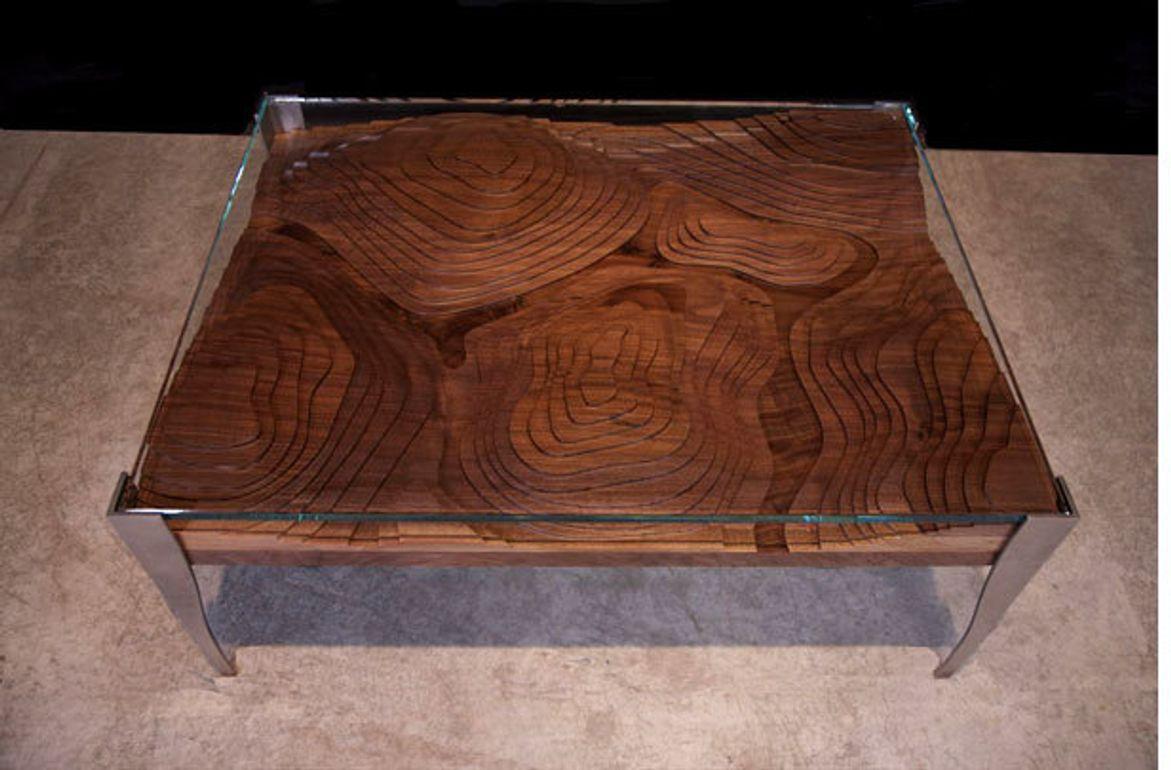 Table basse Topo en noyer noir, verre Starfire et pieds en acier.