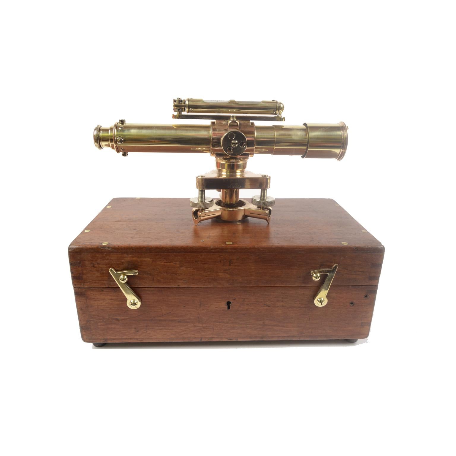Telescope topographic level, made of brass with base with three leveling screws, from the end of the 19th century. signed R. Watts & Sond London, manufacturers of theodolites and other surveying instruments, active in London since 1856 and marketed