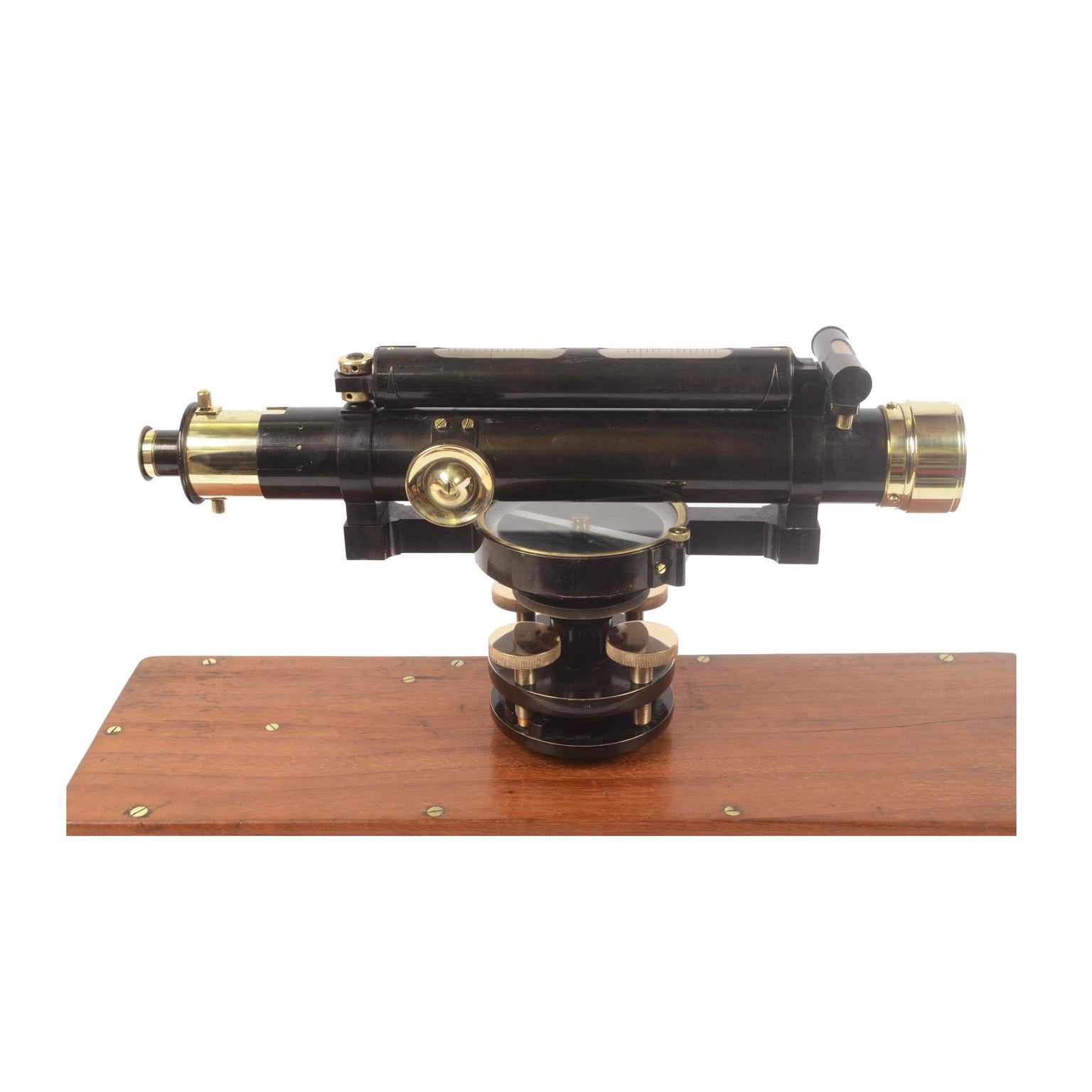 Topographic level signed W.F Stanley of burnished brass, from the second half of the 19th century. In excellent condition and complete with original mahogany box with brass hinges and closing hooks. The instrument consists of a telescope, two