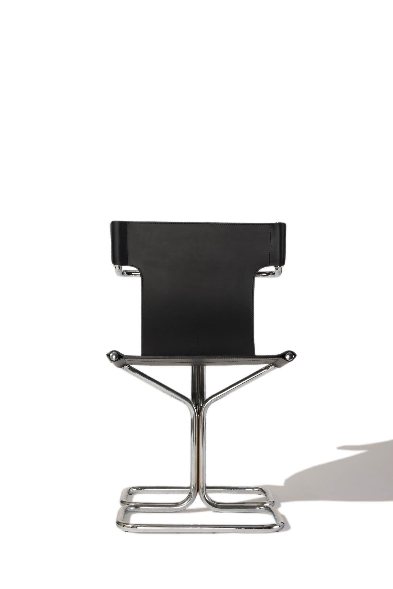 Topos is a chair designed in 1969 by Gruppo Dam, renowned for its innovative approach to design. The chair is characterized by a sturdy supporting structure made of metal tubing, elegantly folded into a flower shape at the base and finished with a