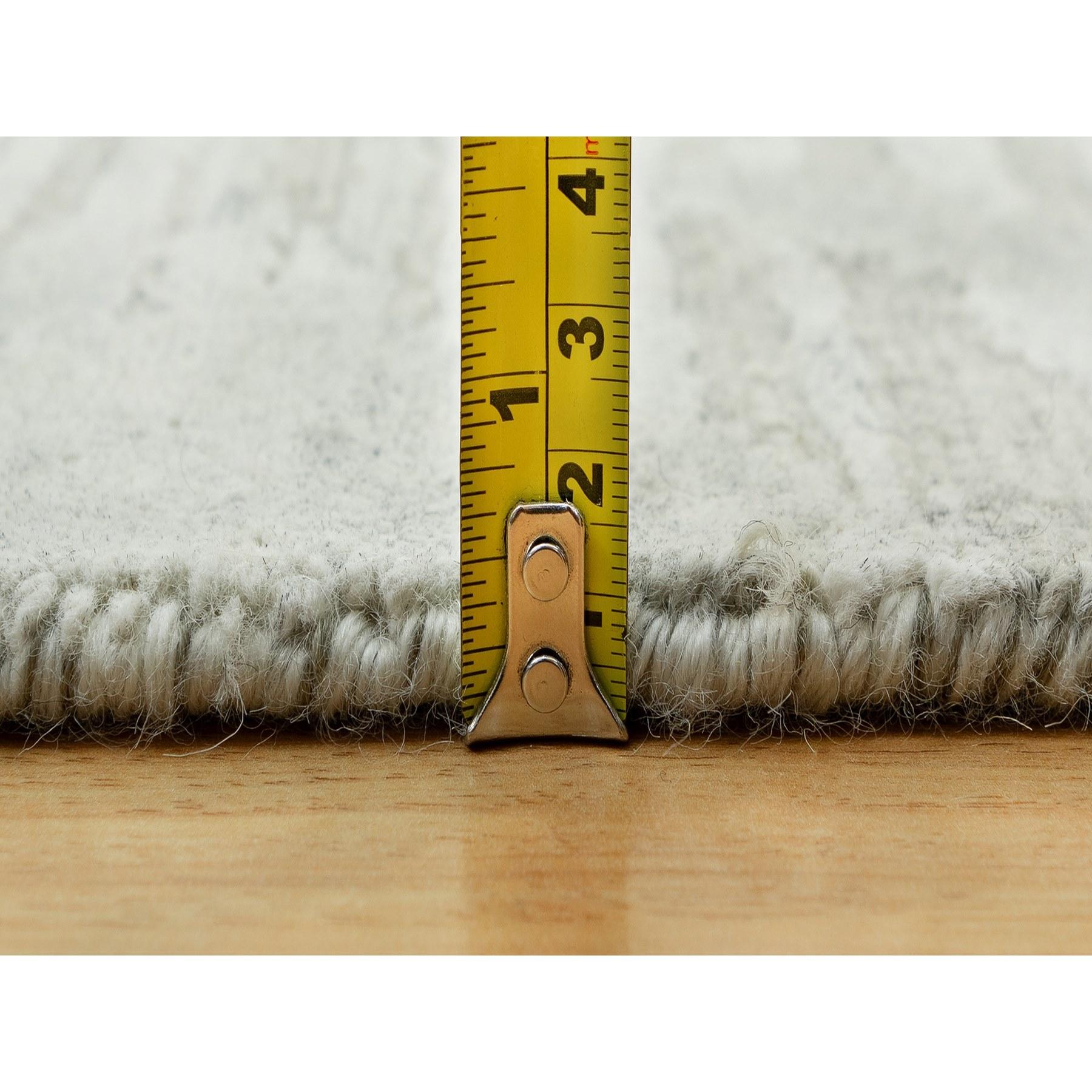 Toque White Hand Knotted Modern Design Hand Spun Undyed Wool Oversized Rug im Angebot 2