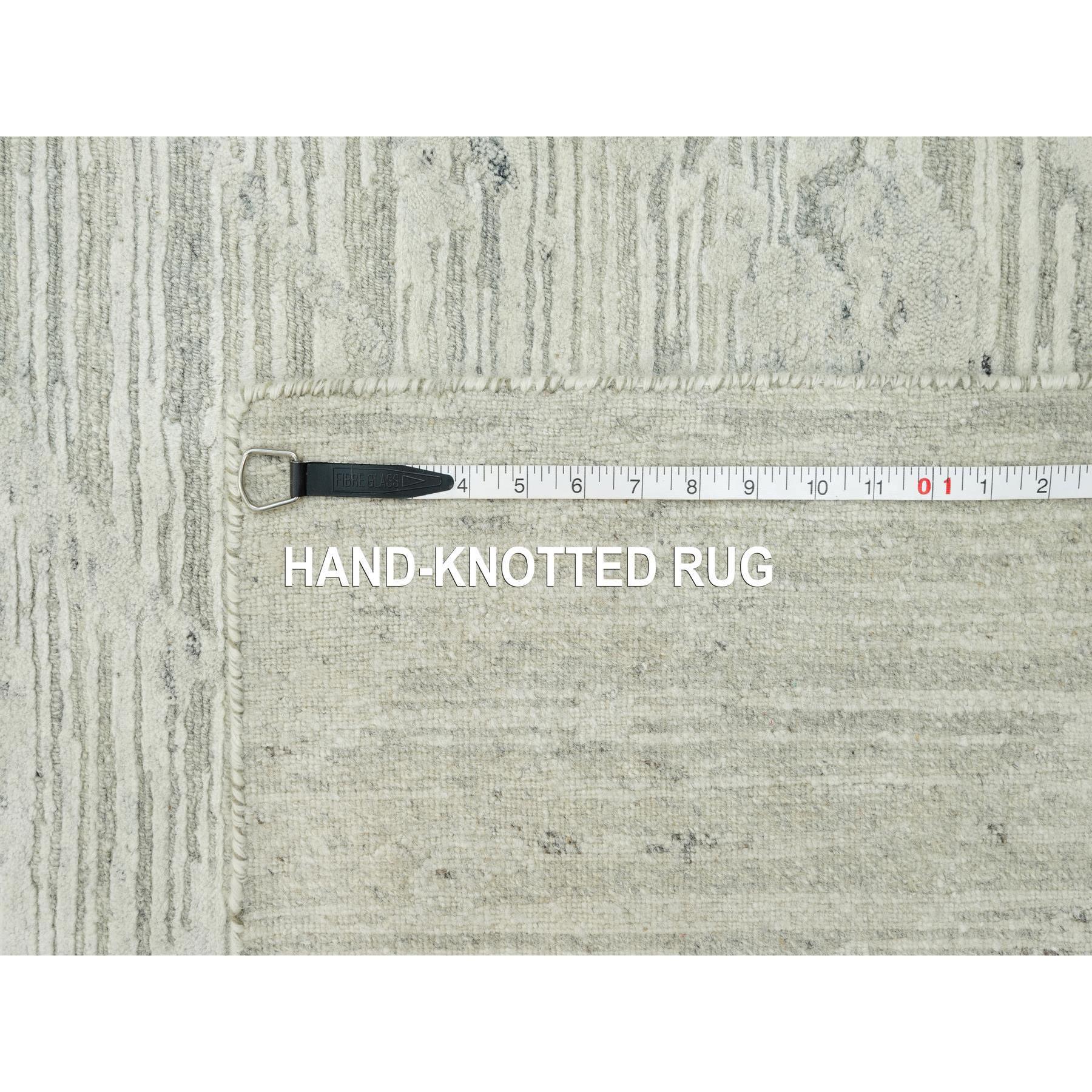 Toque White Hand Knotted Modern Design Hand Spun Undyed Wool Oversized Rug im Angebot 3