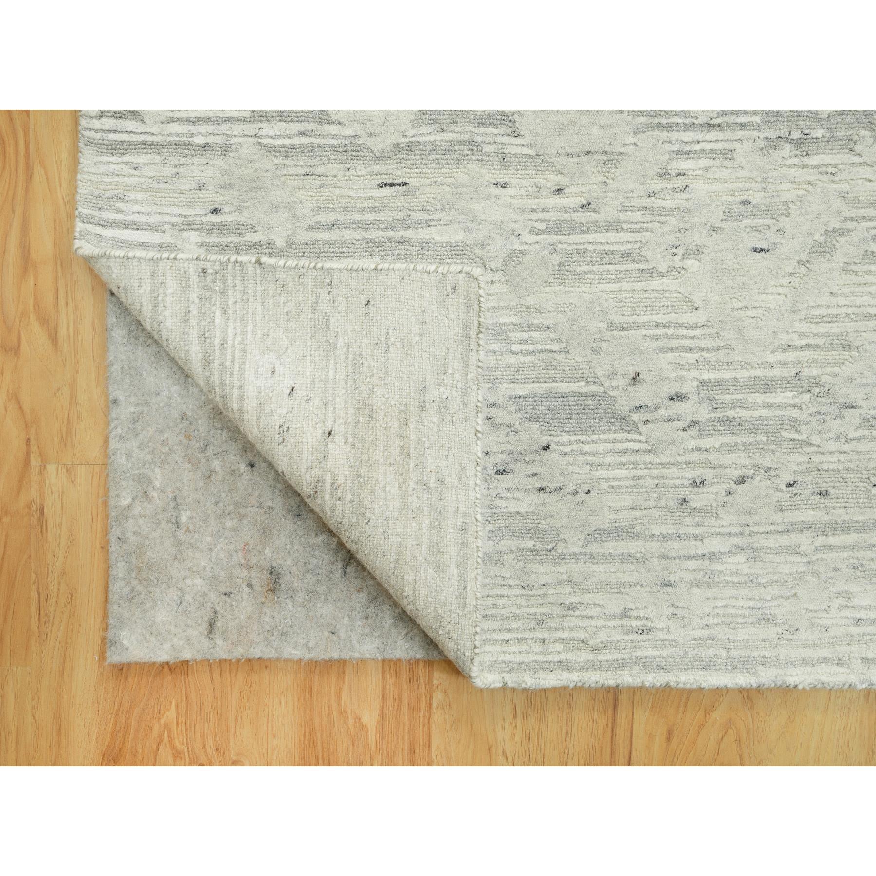 Toque White Hand Knotted Modern Design Hand Spun Undyed Wool Oversized Rug (Indisch) im Angebot