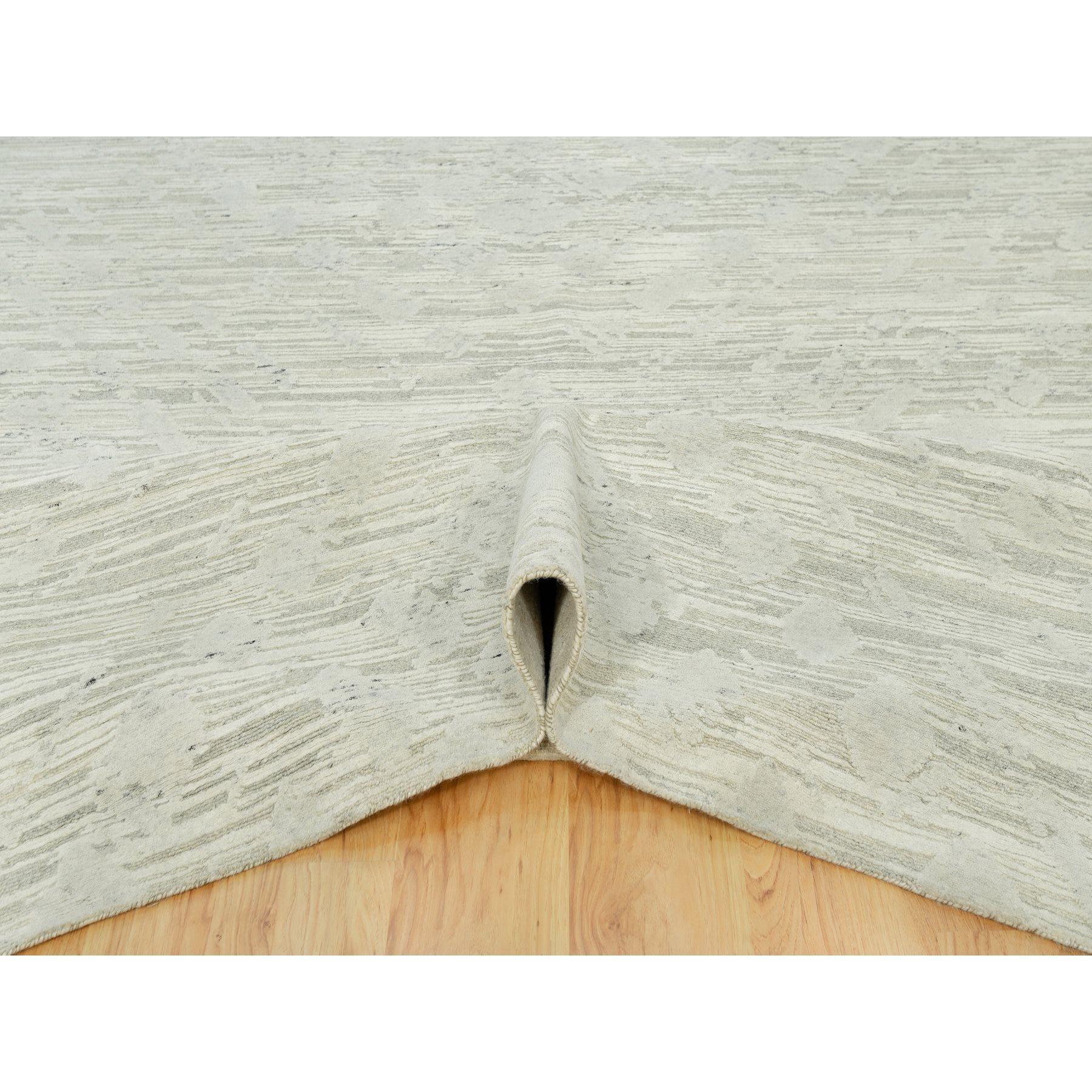 Toque White Hand Knotted Modern Design Hand Spun Undyed Wool Oversized Rug (Handgeknüpft) im Angebot