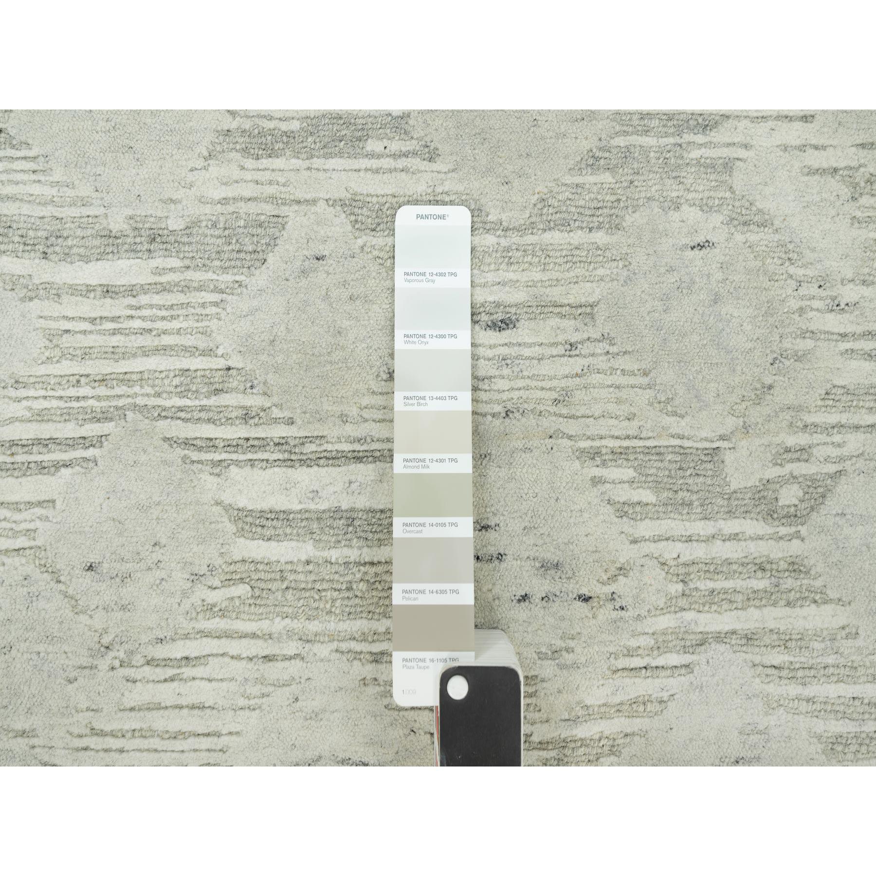 Toque White Hand Knotted Modern Design Hand Spun Undyed Wool Oversized Rug (21. Jahrhundert und zeitgenössisch) im Angebot