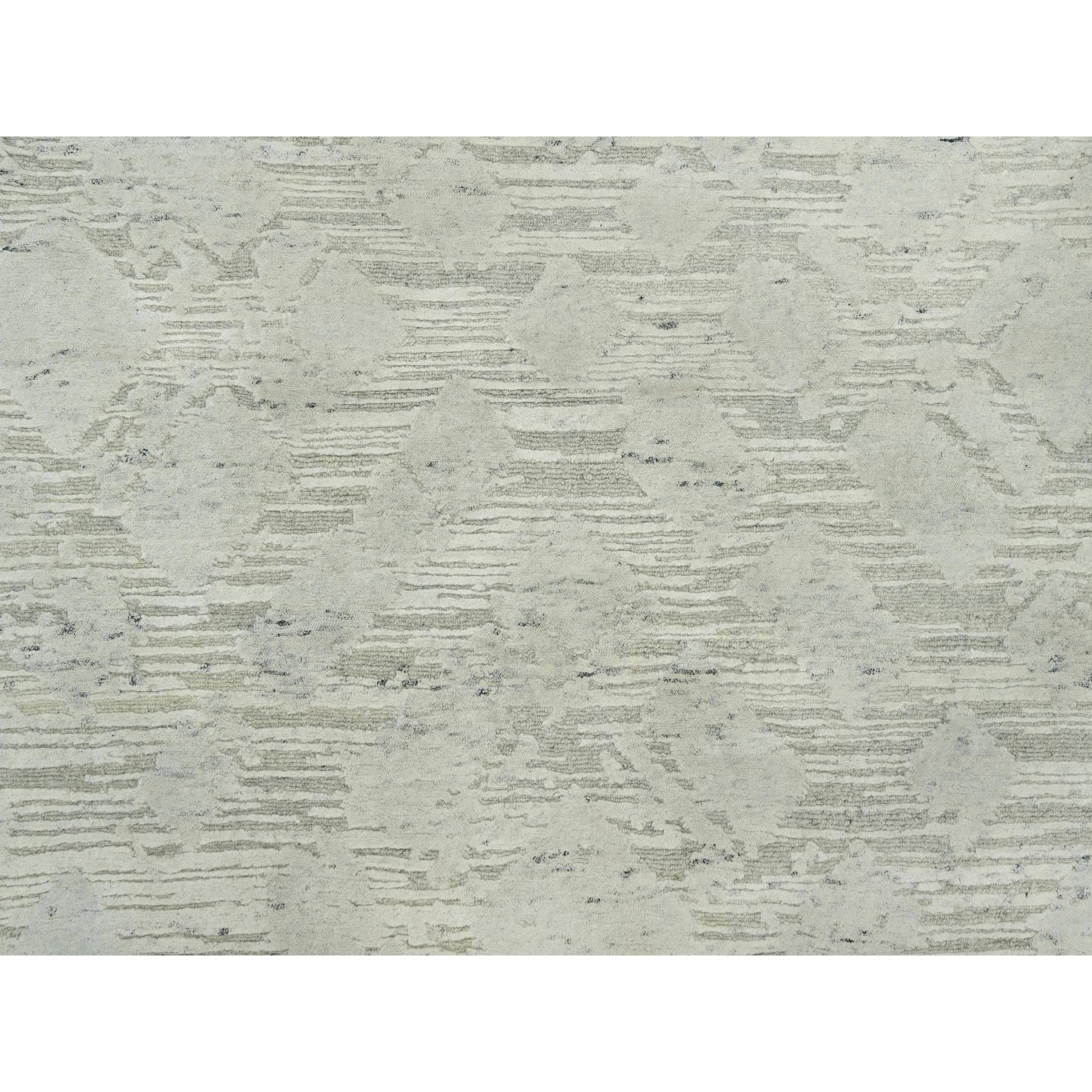 Toque White Hand Knotted Modern Design Hand Spun Undyed Wool Oversized Rug (Wolle) im Angebot