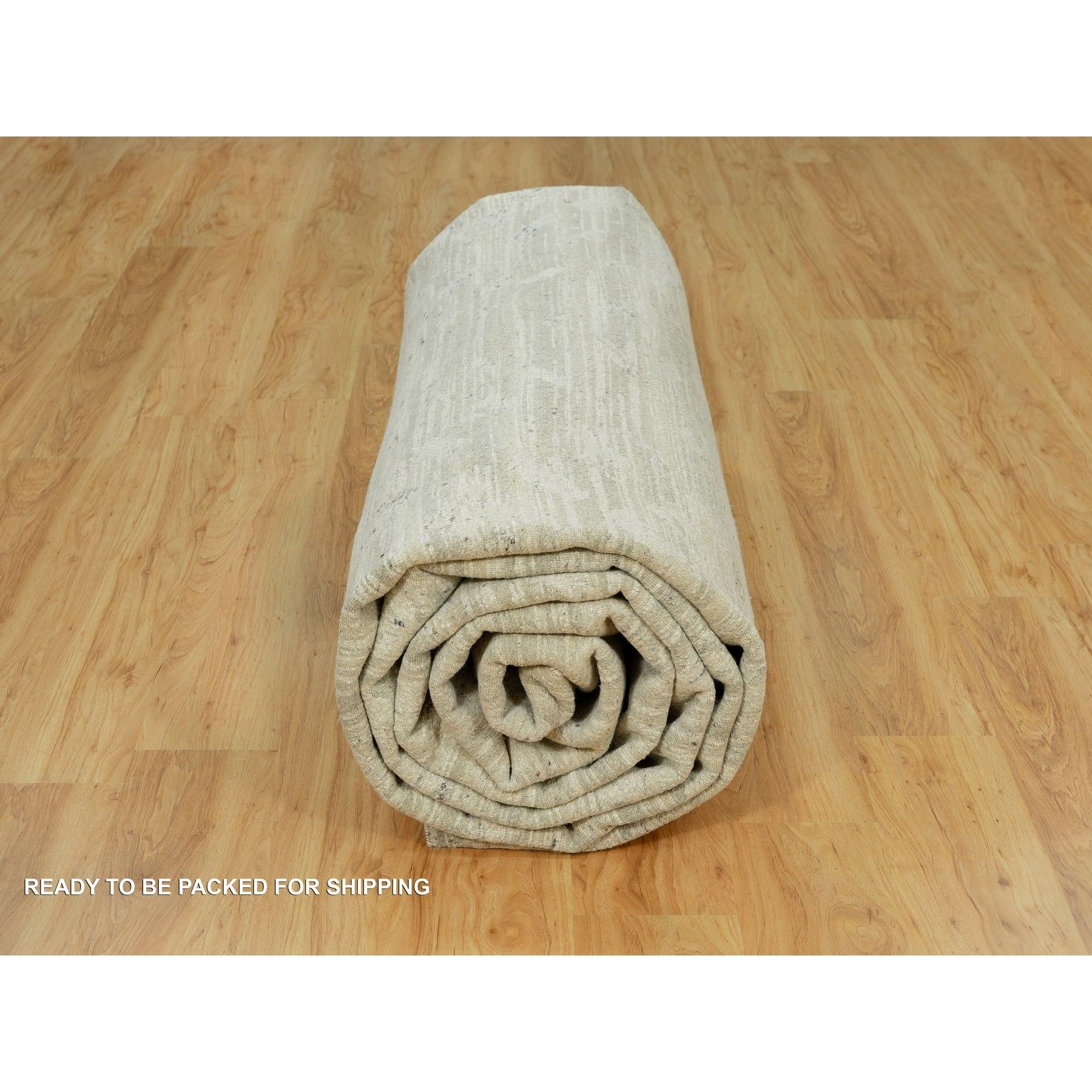 Toque White Hand Knotted Modern Design Hand Spun Undyed Wool Oversized Rug im Angebot 1