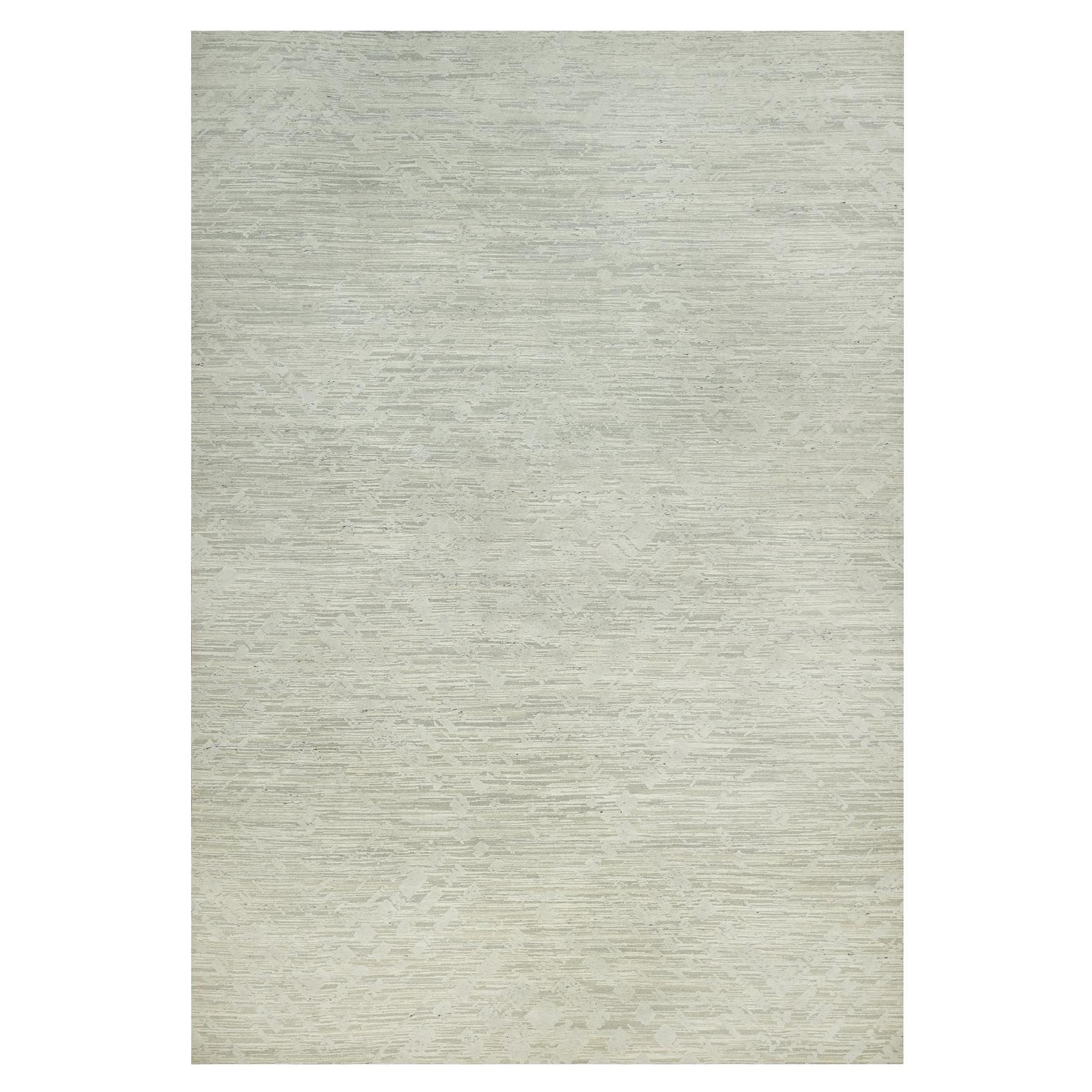 Toque White Hand Knotted Modern Design Hand Spun Undyed Wool Oversized Rug im Angebot