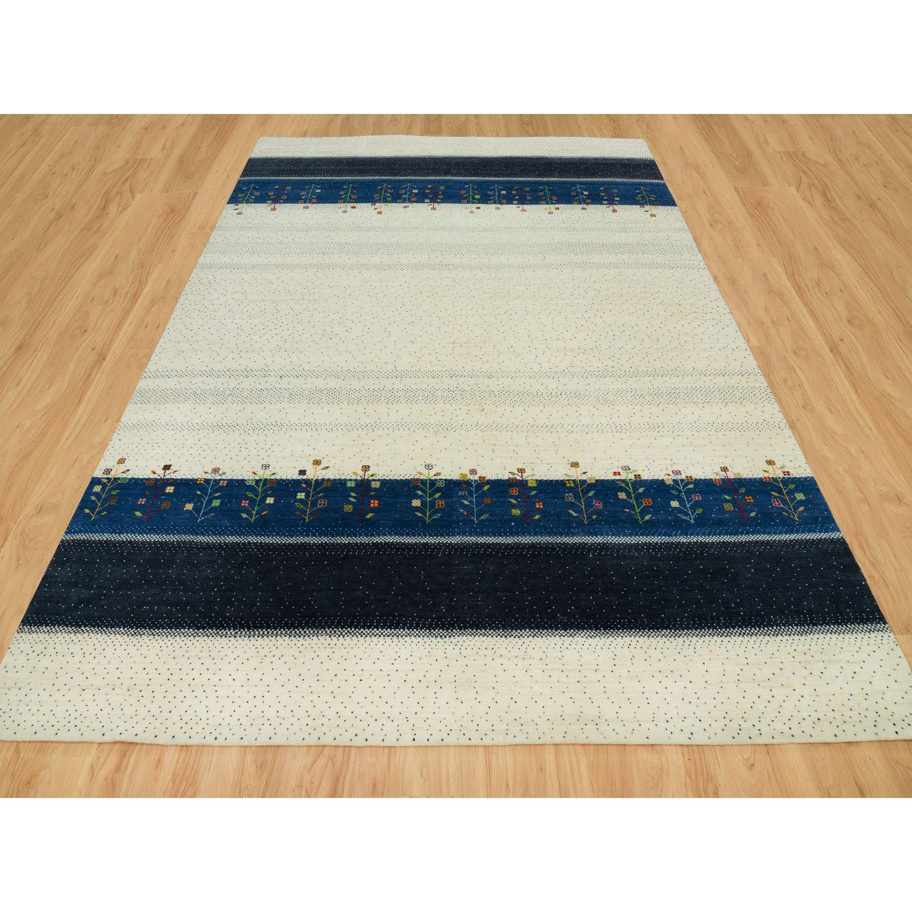 Dieser fabelhafte, handgeknüpfte Teppich wurde für zusätzliche Festigkeit und Haltbarkeit entworfen und hergestellt. Dieser Teppich wurde in wochenlanger Handarbeit nach der traditionellen Methode hergestellt, mit der auch die
Genaue Größe des