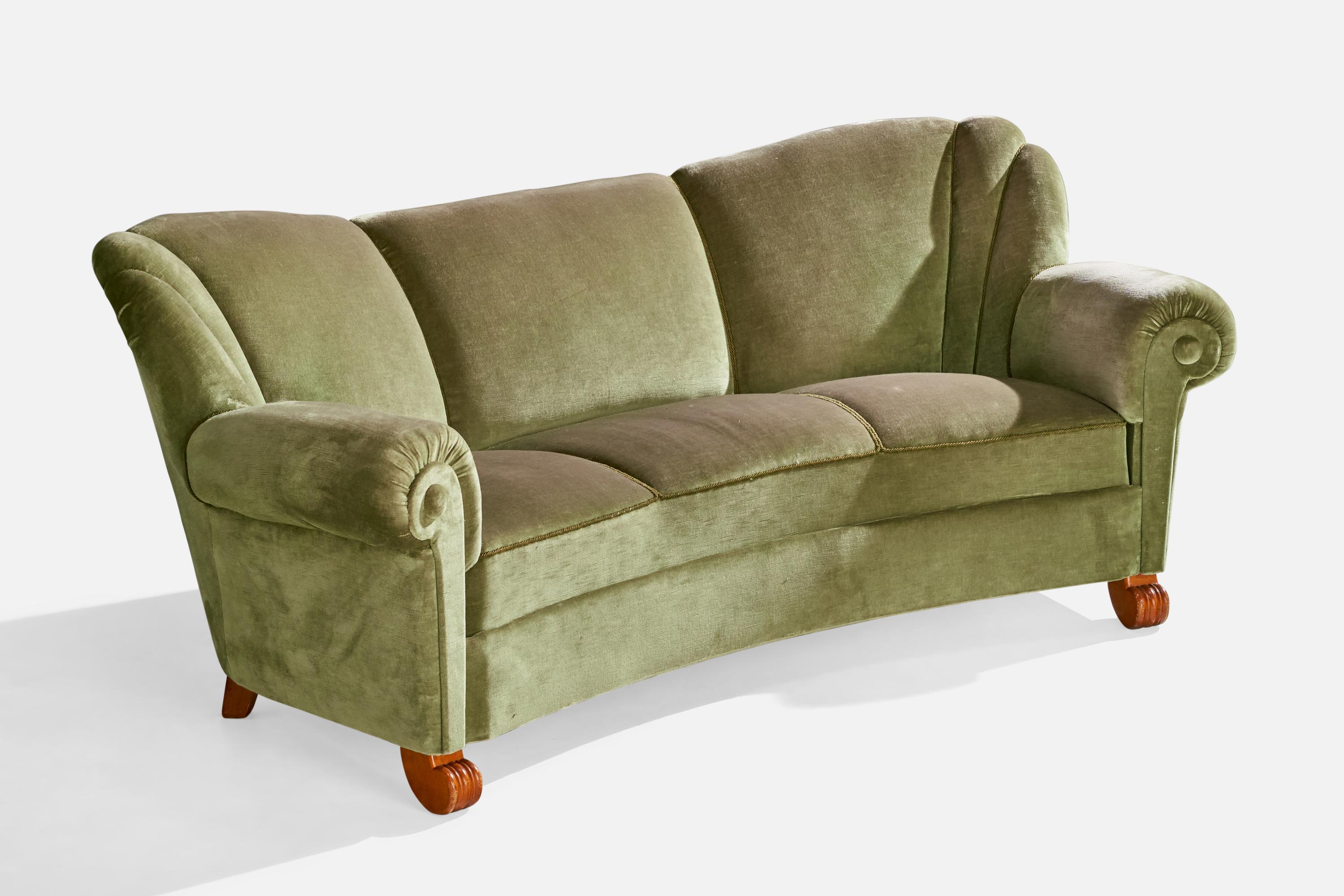 Canapé en bois et tissu vert conçu par Tor Wolfenstein et produit par Ditzingers, Suède, années 1940.

Dimensions : 32