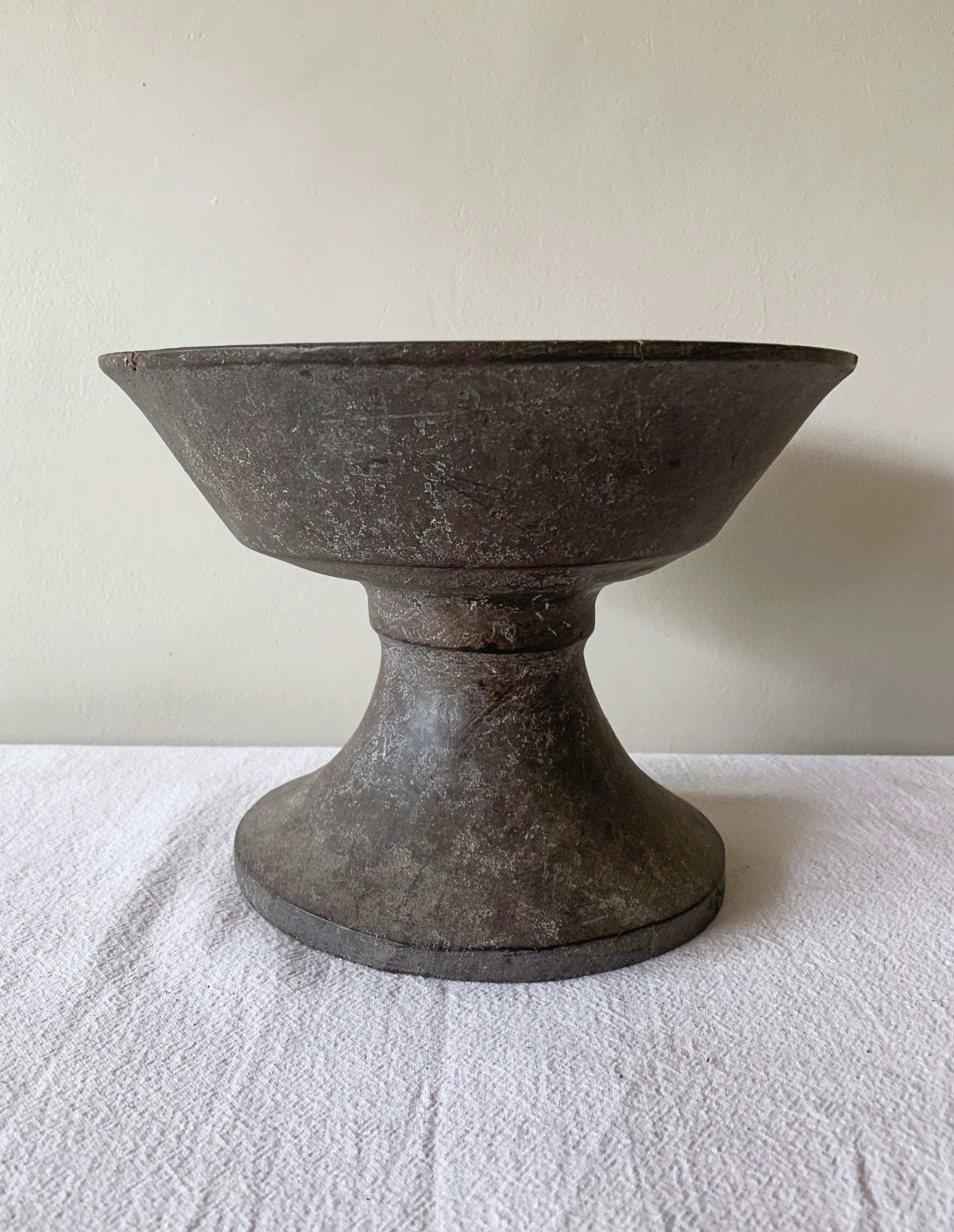 Cuenco ceremonial de madera de la tribu Toraja, Sulawesi, Indonesia, principios del siglo XX. 

Dimensiones: Diámetro 19 cm x Altura 15,5 cm.