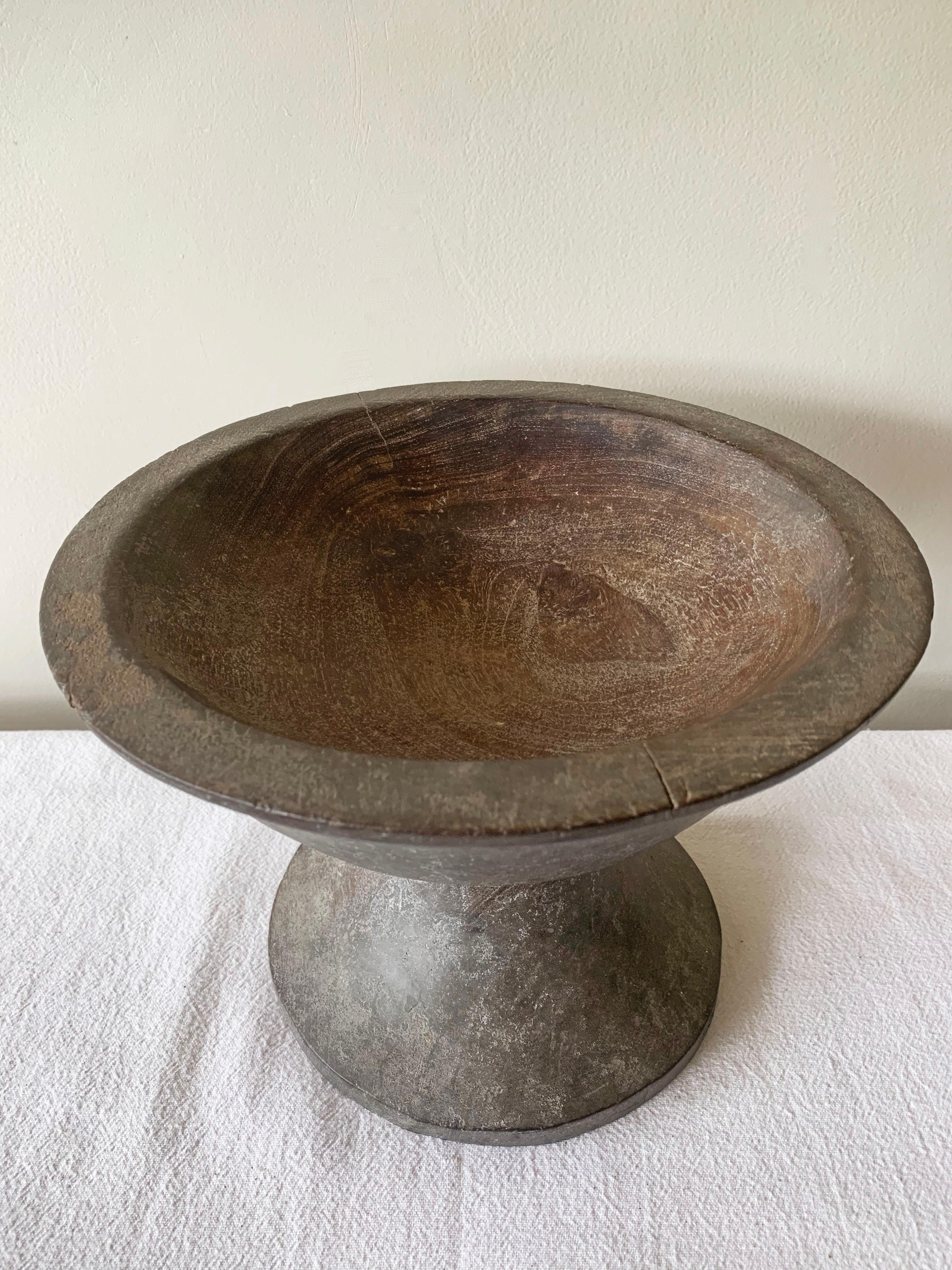 Cuenco ceremonial de madera de la tribu Toraja, Sulawesi, Indonesia Principios del siglo XX Otro en venta