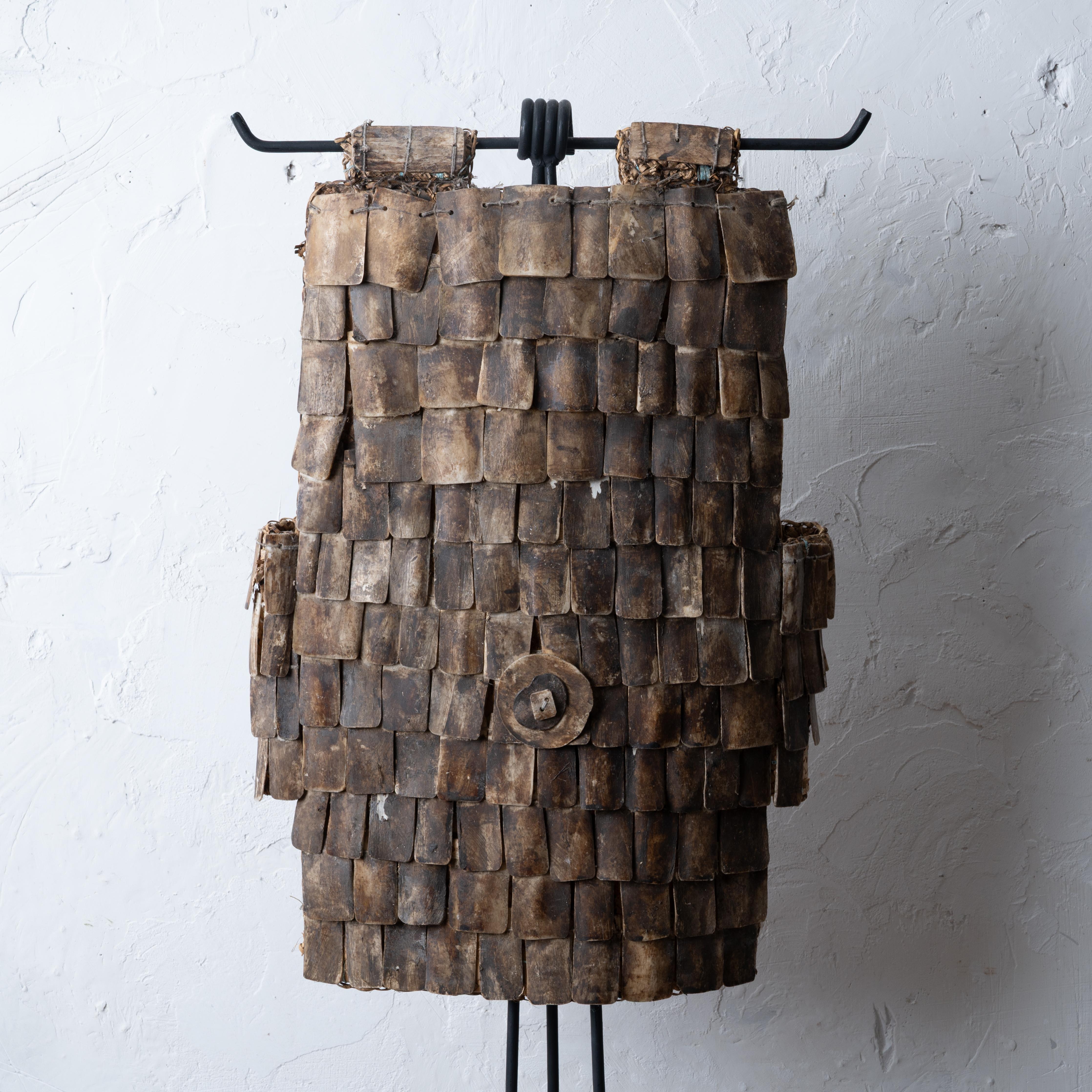 Primitif Gilet de guerre Torajan sur pied en vente