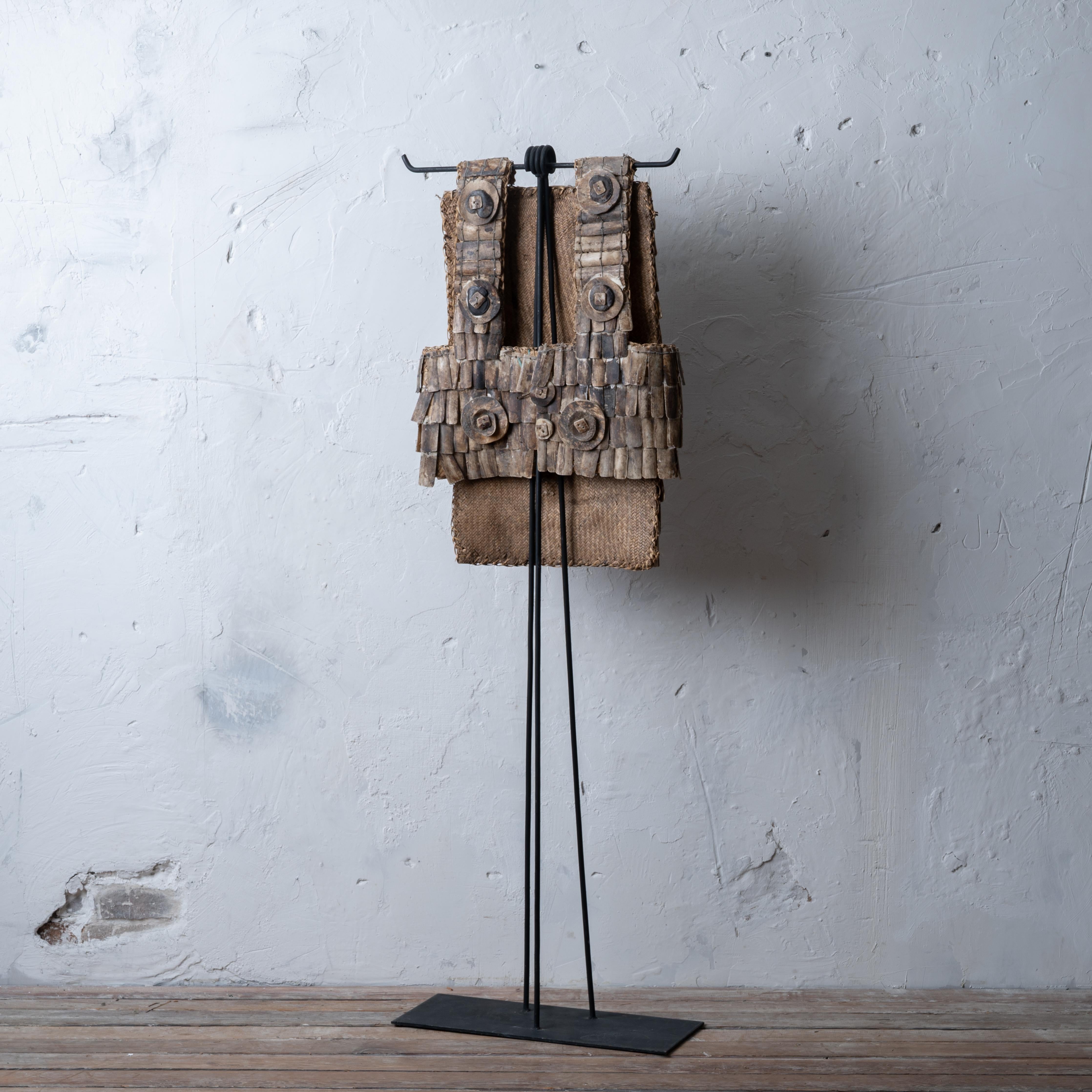 Gilet de guerre Torajan sur pied Bon état - En vente à Savannah, GA