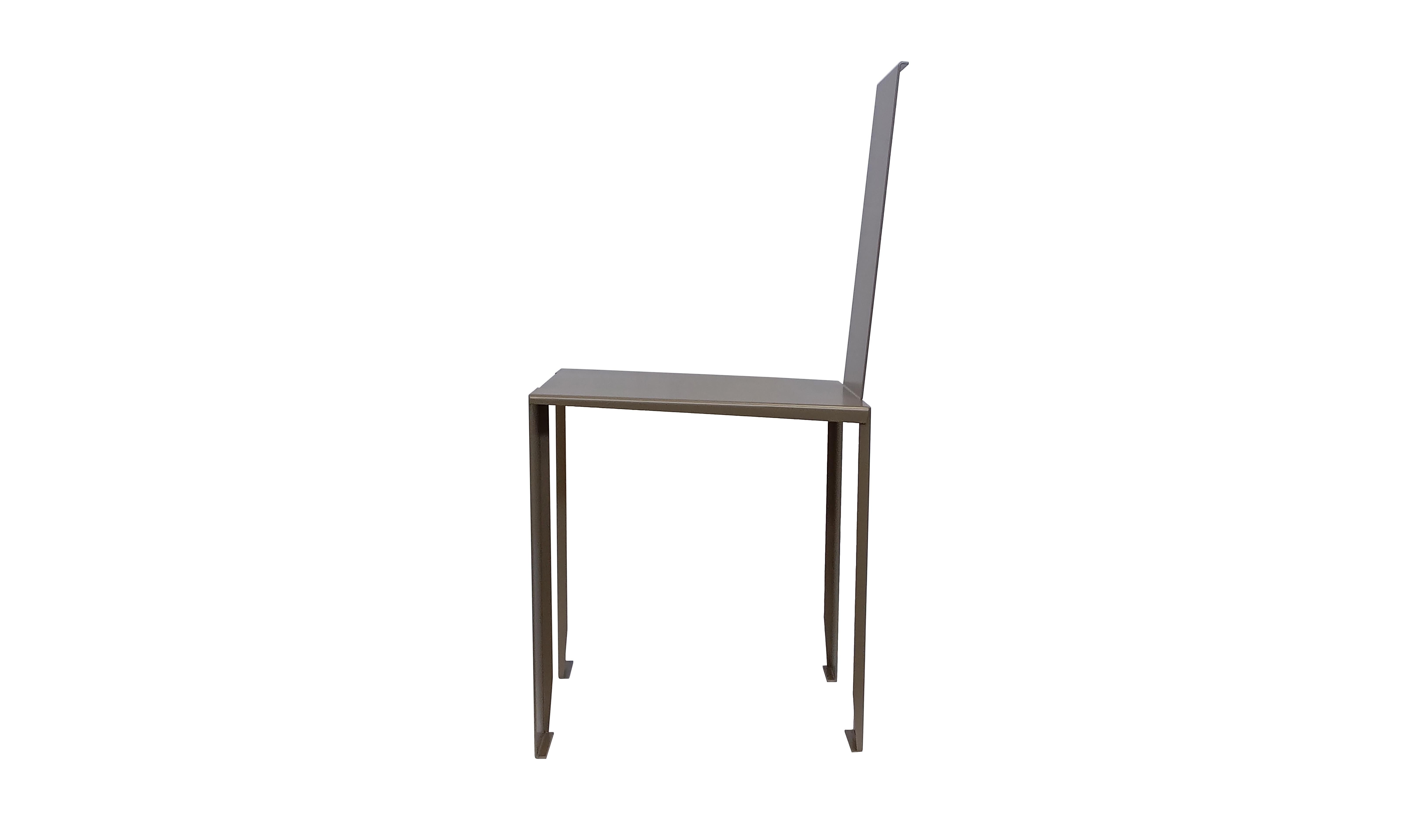 Une chaise substantielle, une chaise à l'apparence mince et temporaire, qui se révèle au contraire volontaire et durable dans le temps. Fabriqué de la même manière qu'un Origami en pliant simplement des feuilles d'acier. Il incarne le concept et