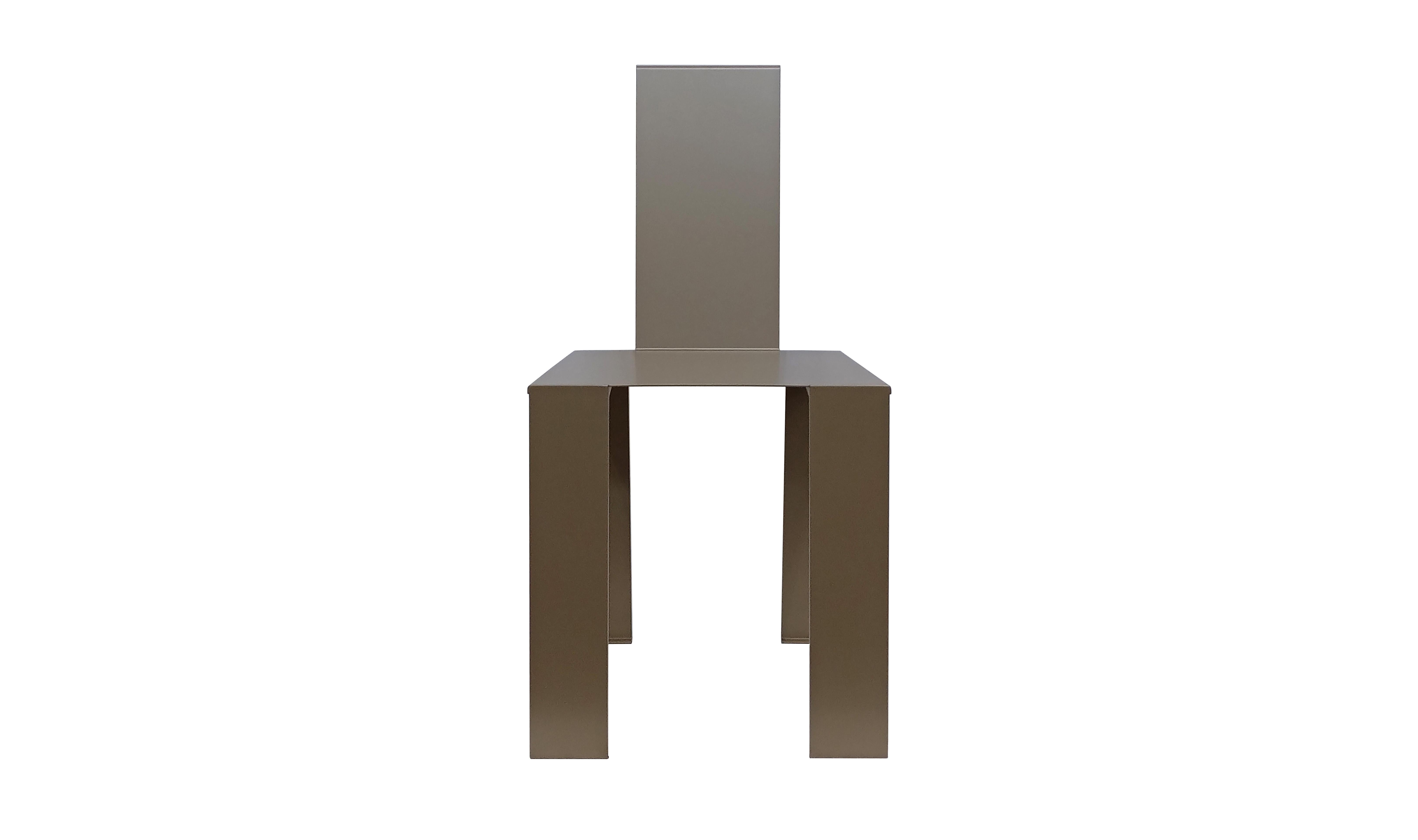 Poudré Chaise contemporaine italienne fabriquée à partir d'une feuille d'acier pliée, « Torax » par Errante en vente