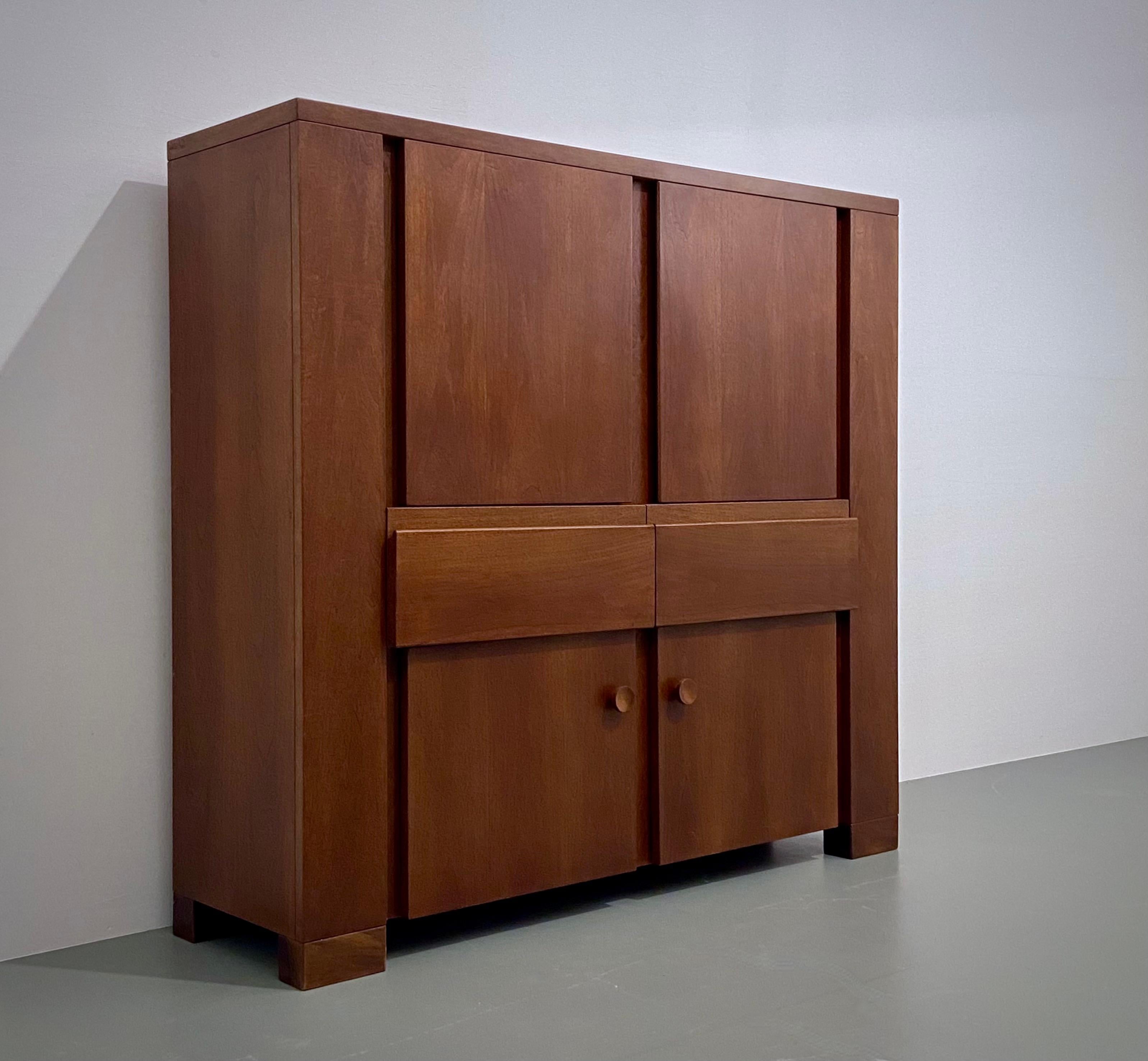 High 'Torbecchia' Credenza by Giovanni Michelucci for Poltronova in Walnut, Italy, 1964

Lovely version of a the high 'Torbecchia' in excellent condition. No damages and no discolouration or anything. Signed at the side in the corner. The drawers