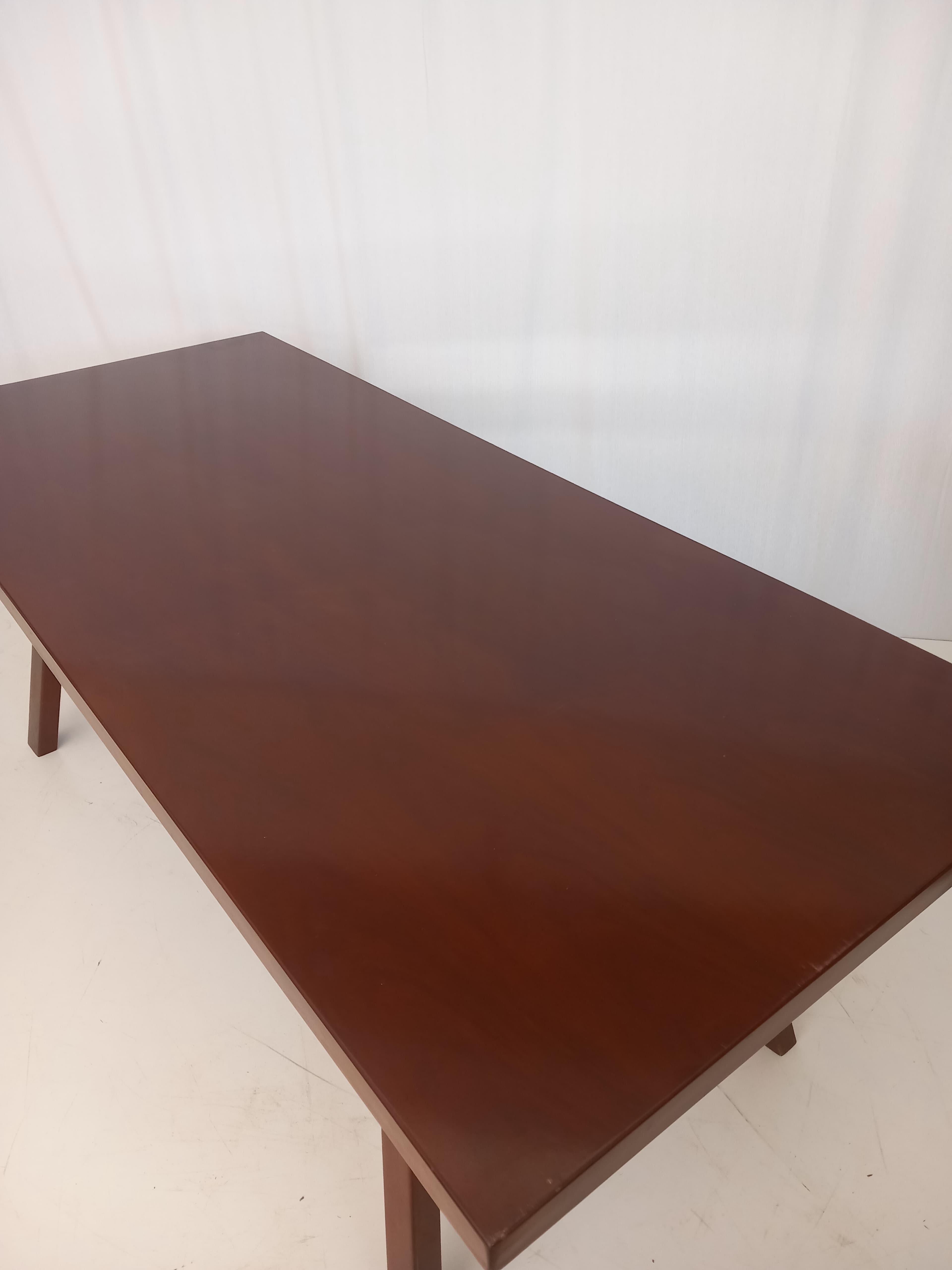 Conçue en 1964 par le célèbre architecte, designer, urbaniste et graveur italien Giovanni Michelucci et produite par le célèbre fabricant de meubles italien Poltronova dans les années 1960 et 1970, la table Torbecchia est une pièce rare et