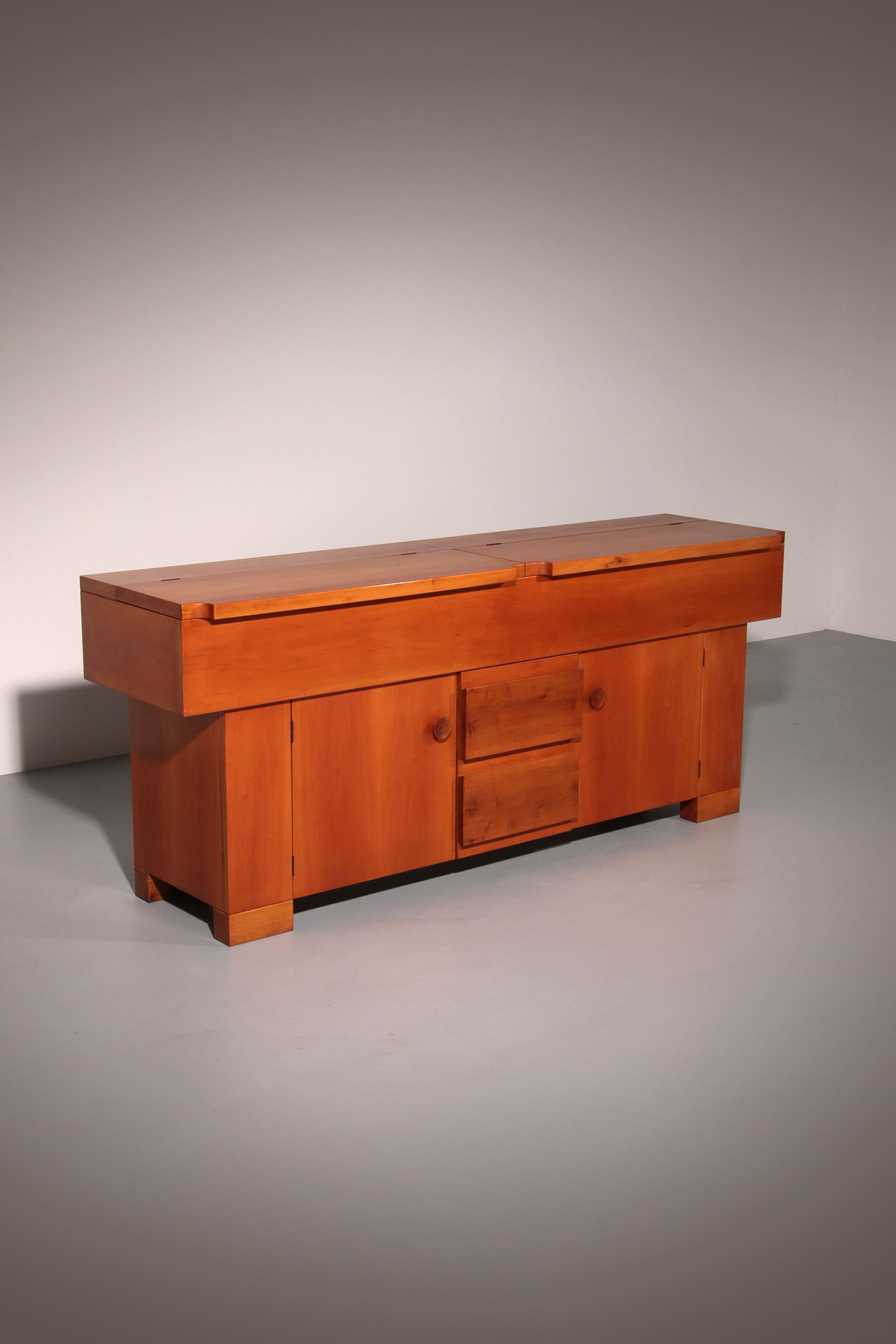 Entra nel mondo del design italiano di metà secolo con questa squisita credenza Torbecchia, realizzata magistralmente dal famoso architetto e designer Giovanni Michelucci per Poltronova nel 1964. Realizzato in noce massiccio splendidamente