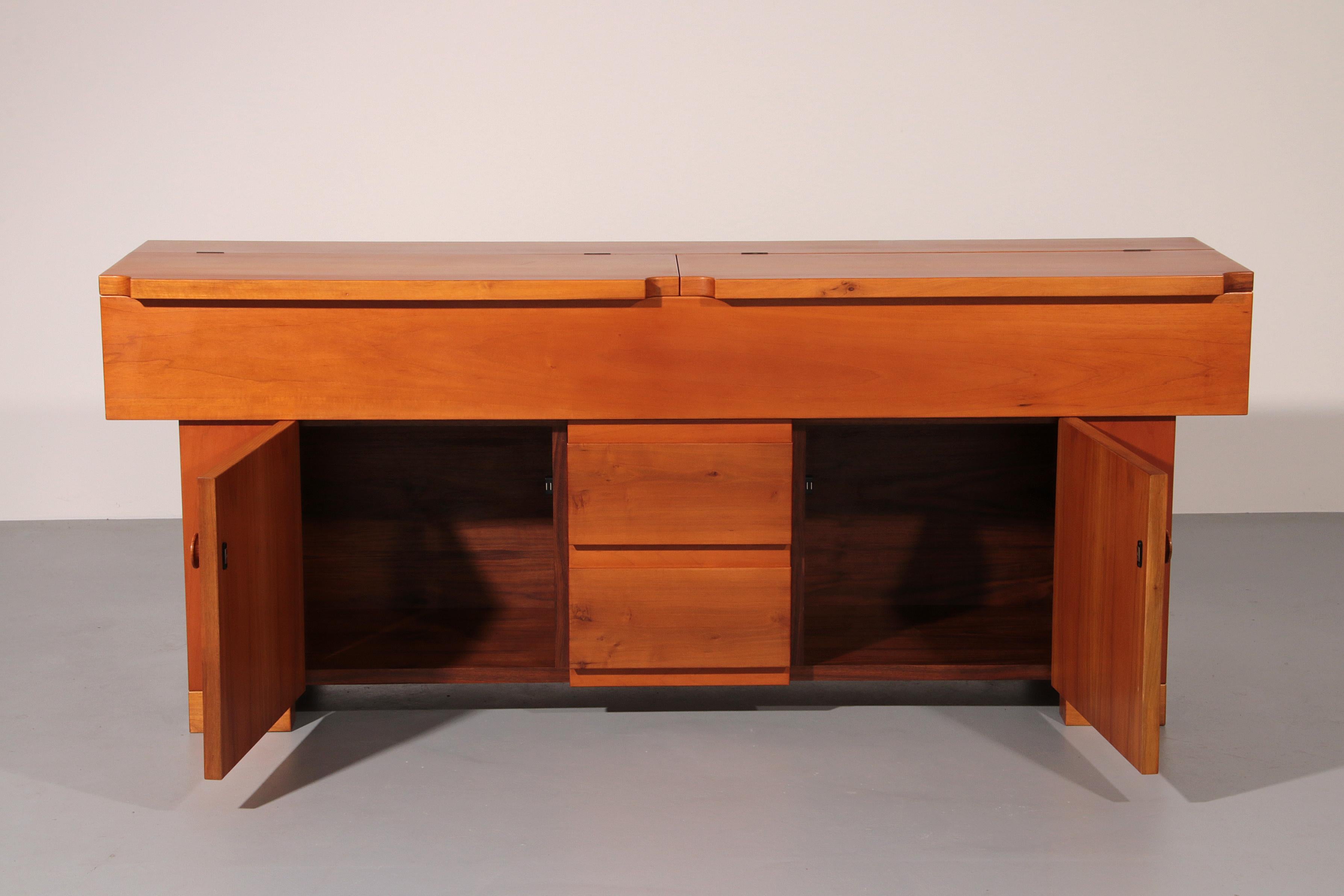 Metà XX secolo Credenza Torbecchia in noce di Giovanni Michelucci per Poltronova, 1964 in vendita