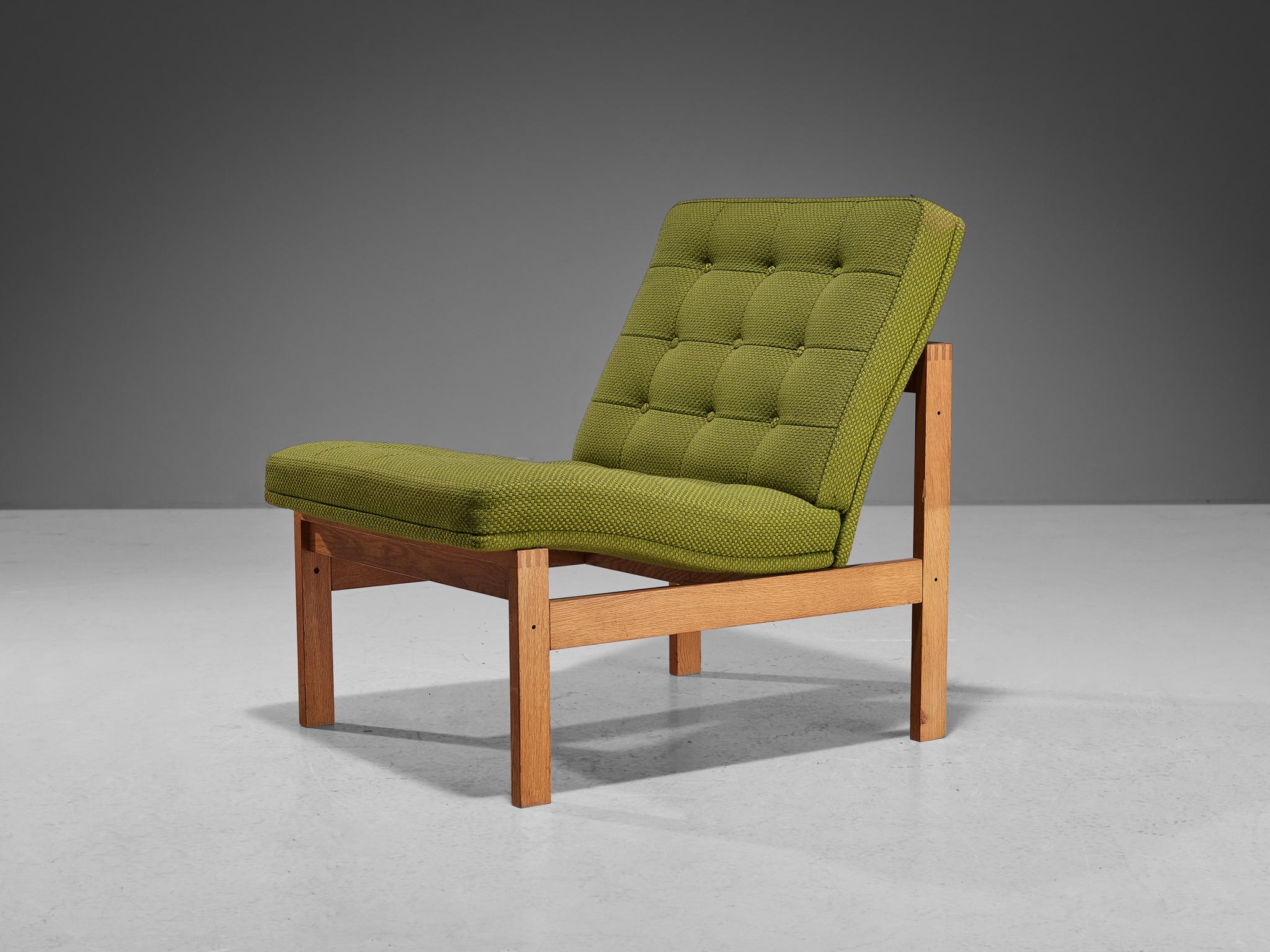 Ole Gjerløv-Knudsen & Torben Lind for Fritz Hansen, slipper chair, oak, fabric, Denmark, 1962. 

A well-constructed lounge chair that has a modern and clear appeal. The tilted backrest and the large seat provides comfort to the sitter. The seat is