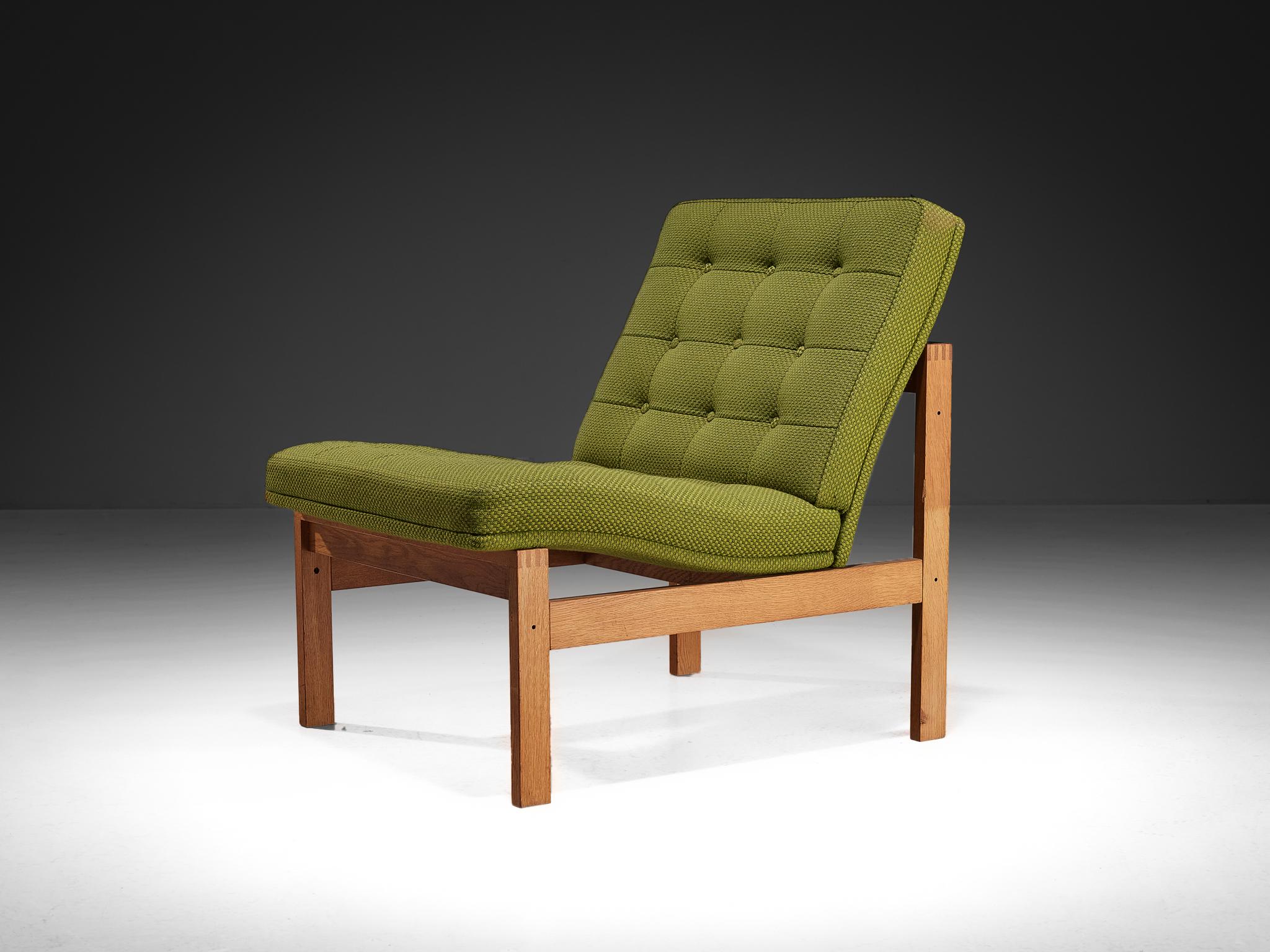 Ole Gjerløv-Knudsen & Torben Lind for Fritz Hansen, slipper chair, oak, fabric, Denmark, 1960s

A well-constructed lounge chair that has a modern and clear appearance. The tilted backrest and the large seat provides comfort to the sitter. The seat