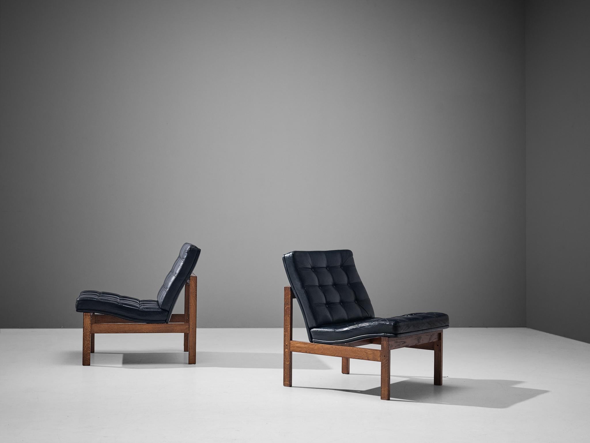 Ole Gjerlov-Knudsen & Torben Lind for France & Son, pair of slipper chairs, oak, leather, Denmark, 1960s. 

Modern and stylish modular easy chairs designed by Ole Gjerlov-Knudsen & Torben Lind. These chairs can also be turned into a two-seater sofa,