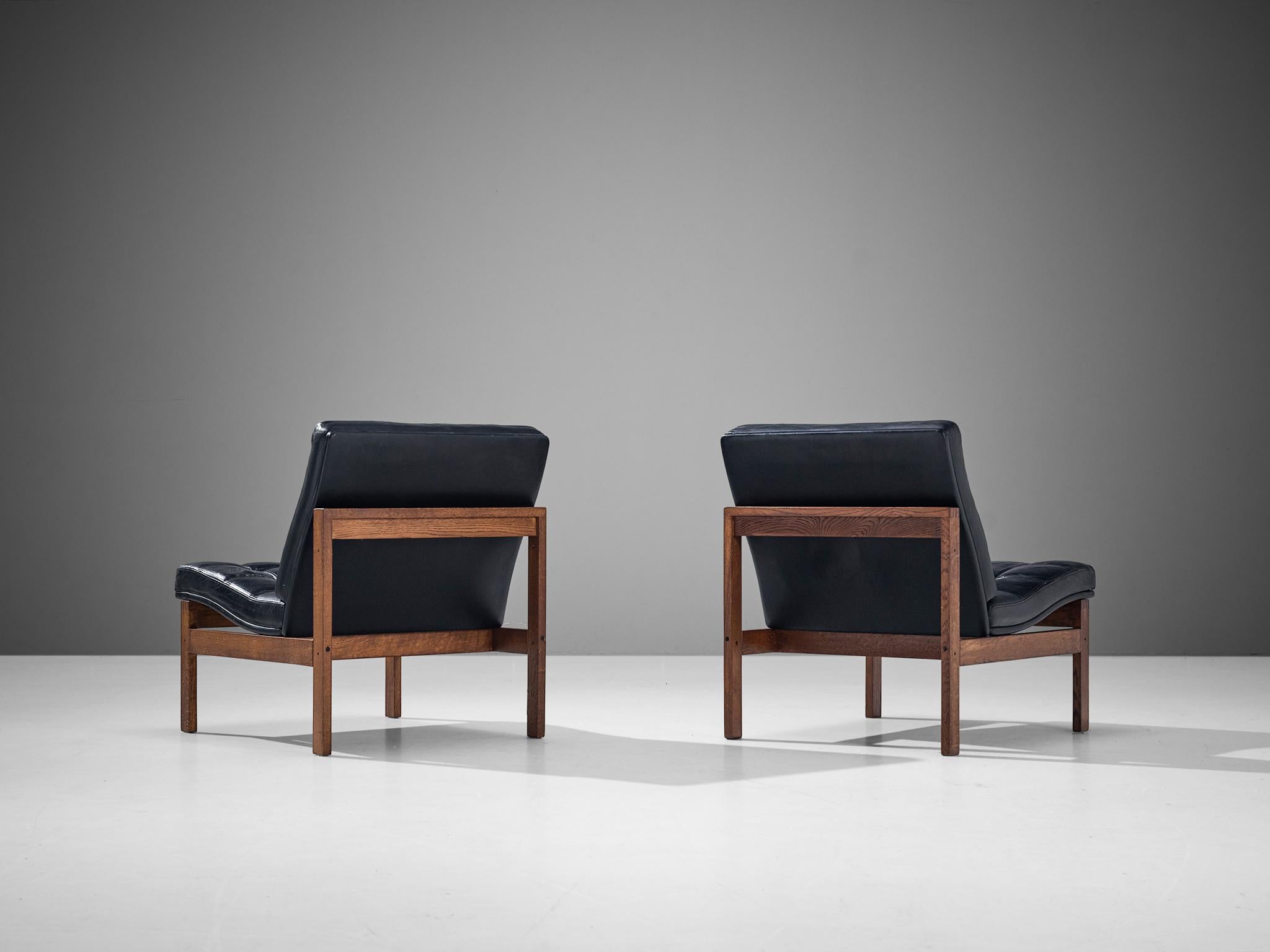 Torben Lind & Ole Gjerløv-Knudsen Pair of Easy Chairs in Oak and Leather In Good Condition In Waalwijk, NL