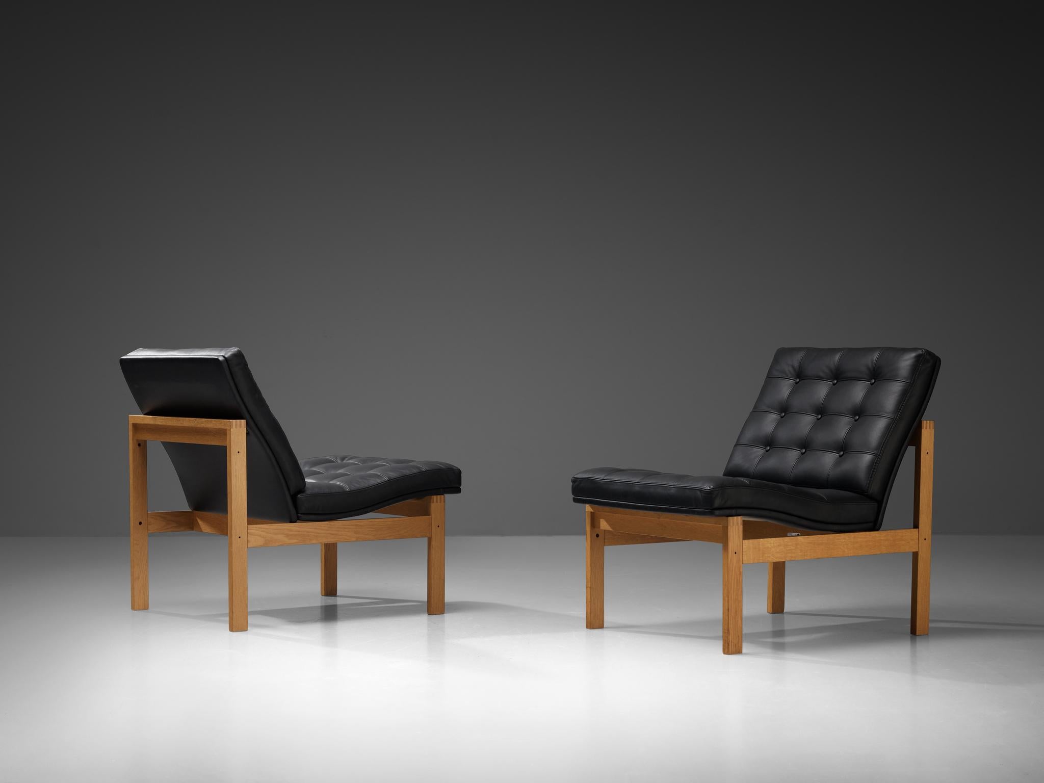 Ole Gjerlov-Knudsen & Torben Lind, chaises à pantoufles, chêne, cuir, Danemark, design des années 1960. 

Fauteuils modulaires modernes et élégants conçus par Ole Gjerlov-Knudsen et Torben Lind. Ces chaises peuvent également être transformées en