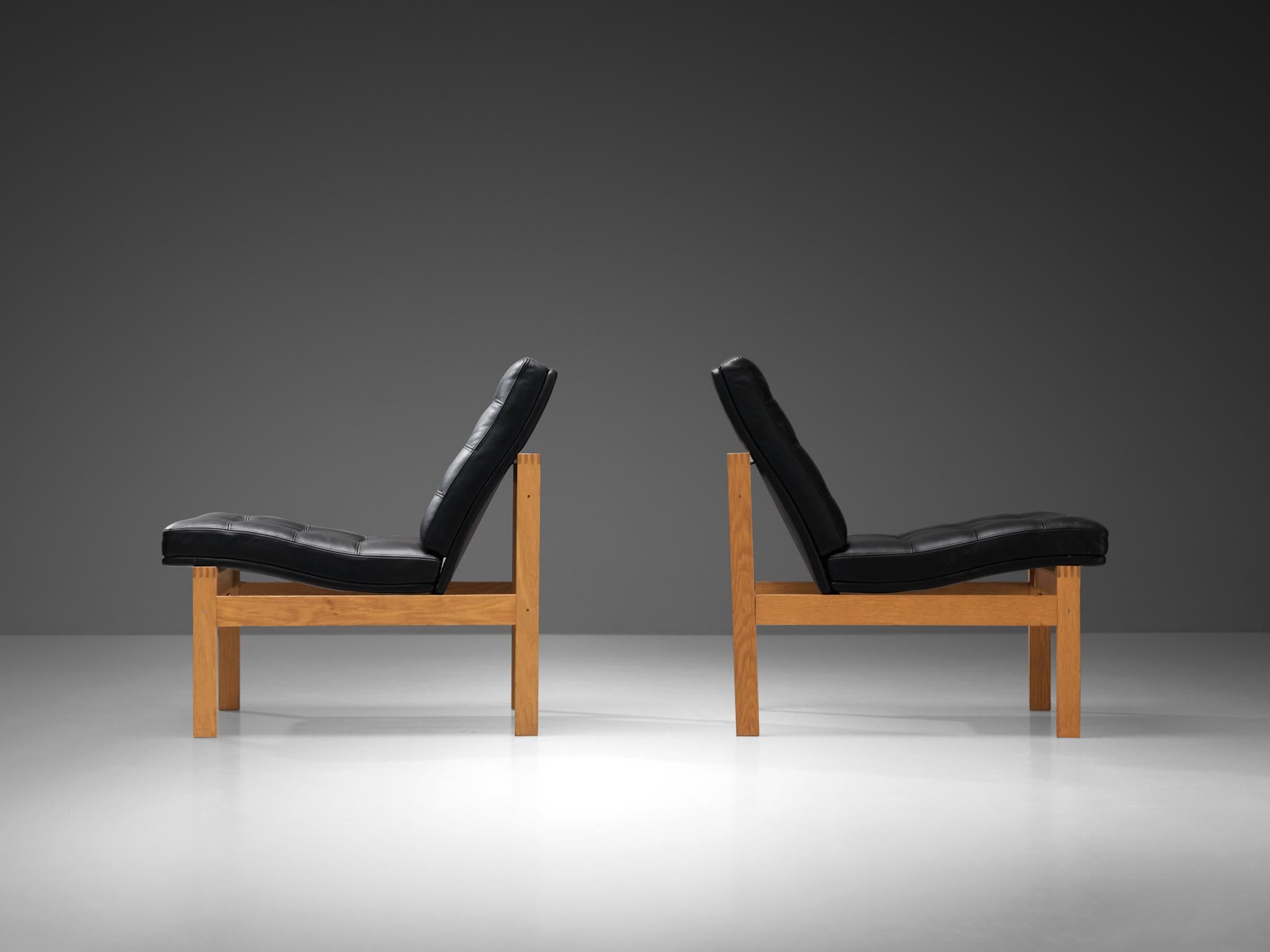 Danois Torben Lind & Ole Gjerløv-Knudsen Paire de fauteuils en chêne et cuir en vente