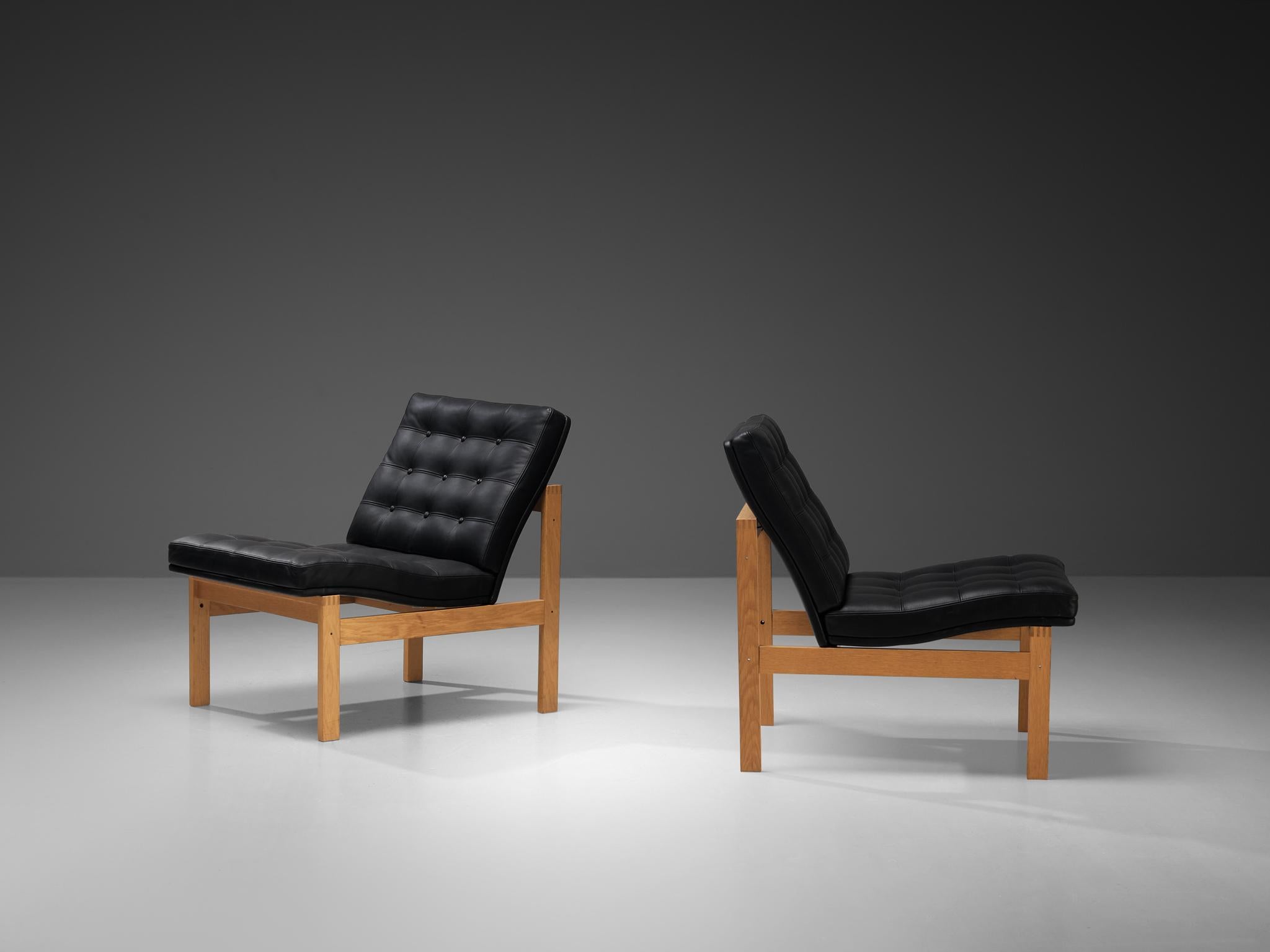 Milieu du XXe siècle Torben Lind & Ole Gjerløv-Knudsen Paire de fauteuils en chêne et cuir en vente