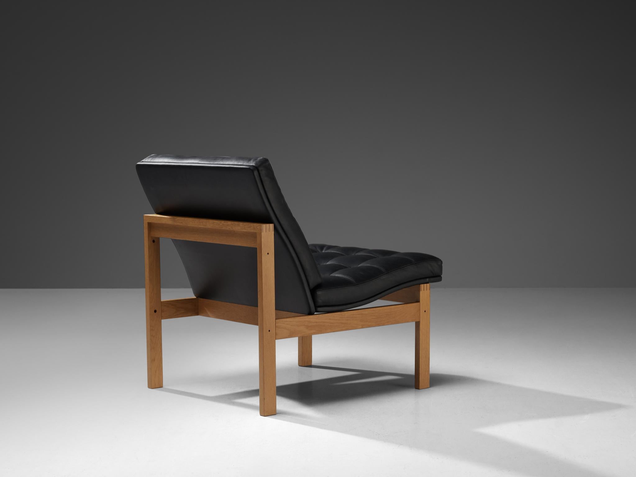 Chêne Torben Lind & Ole Gjerløv-Knudsen Paire de fauteuils en chêne et cuir en vente