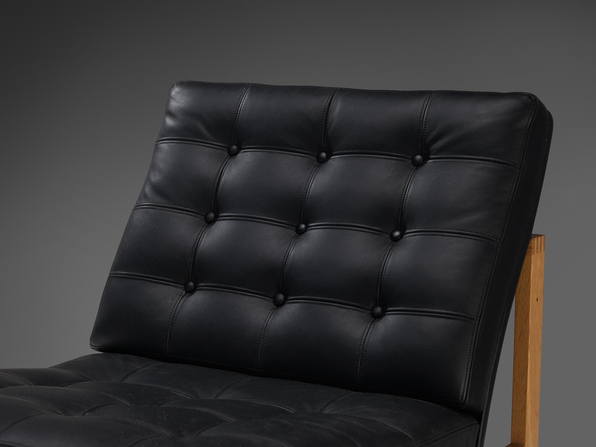 Torben Lind & Ole Gjerløv-Knudsen Paire de fauteuils en chêne et cuir en vente 1