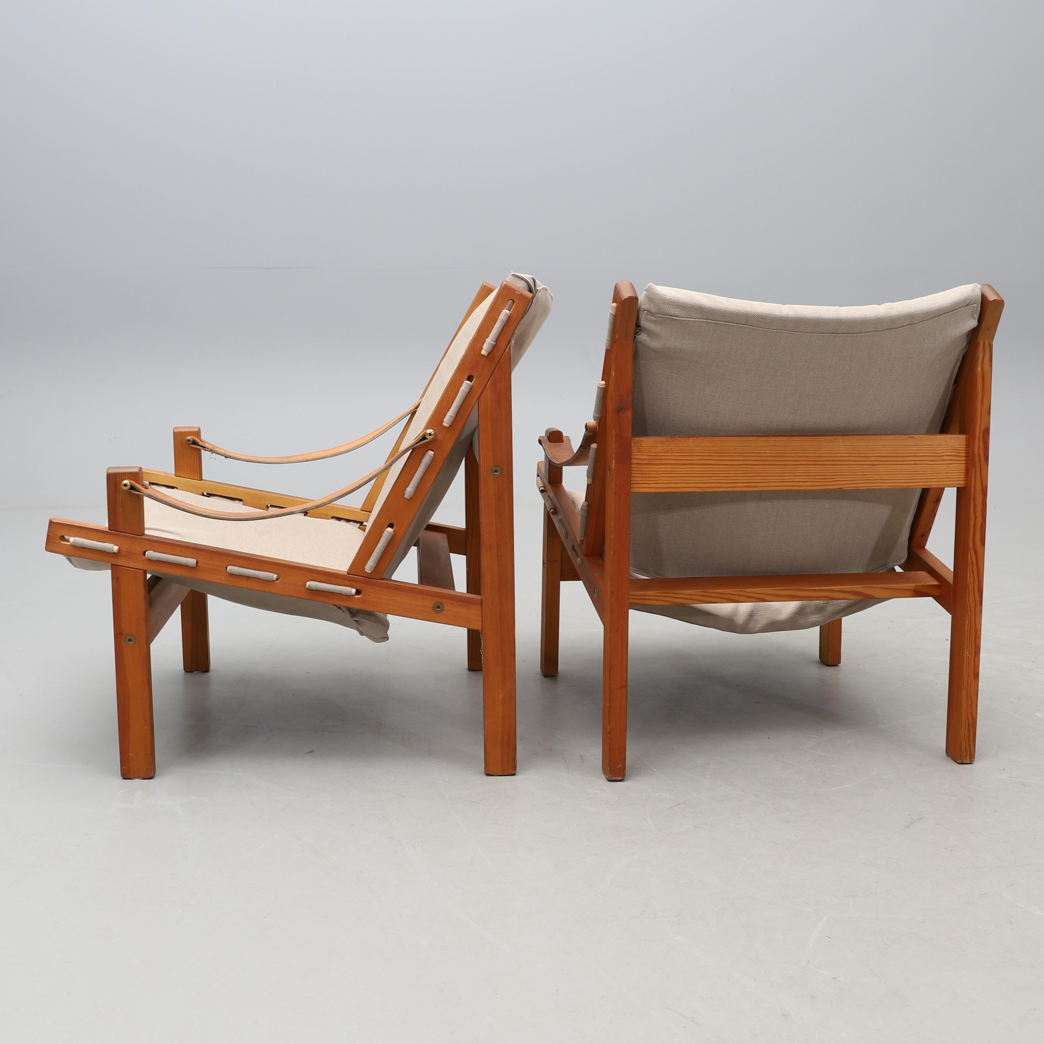 Superbe paire de chaises de safari modèle Hunter conçue par Torbjørn Afdal, produite par Bruksbo, Norvège. Coussins en tissu beige. 
Bon état général
Prix de la paire