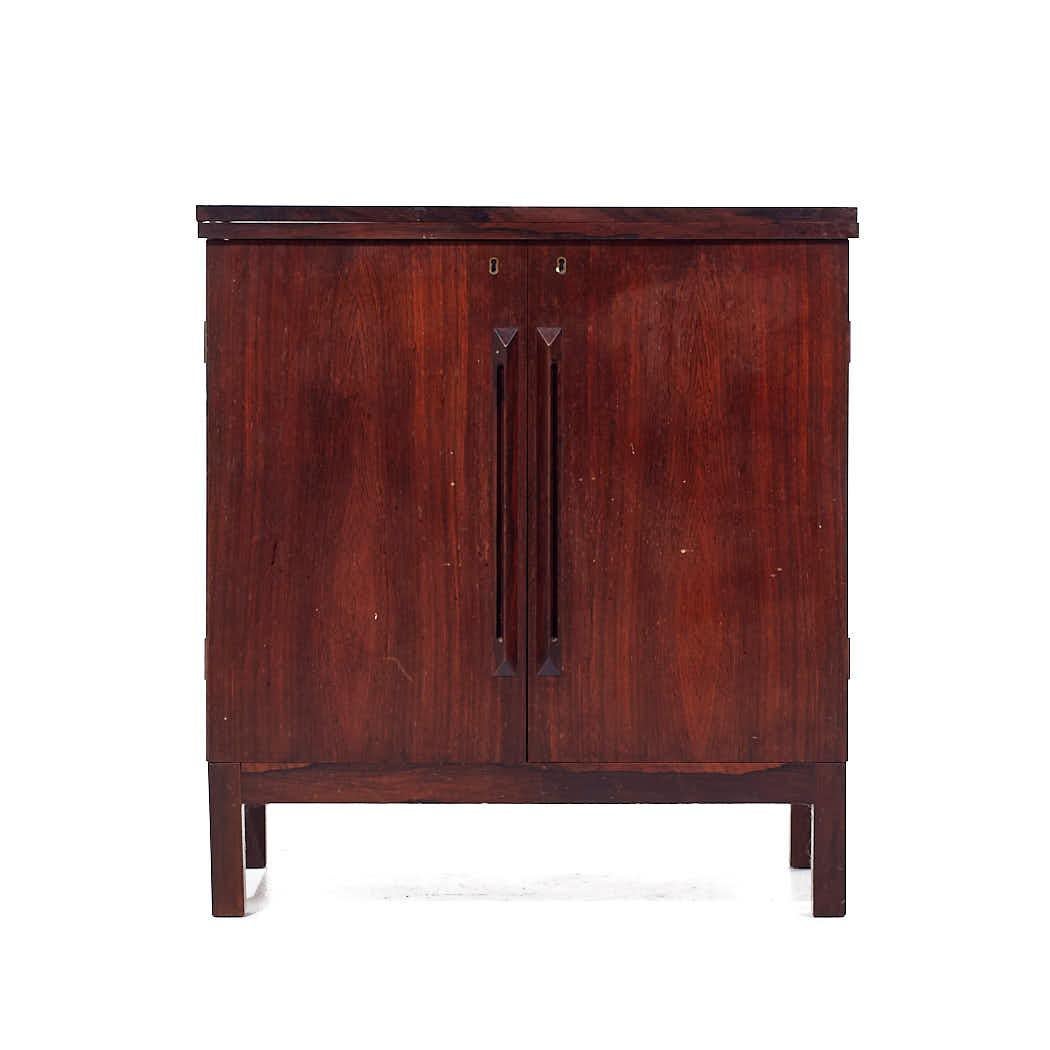 Torbjorn Afdal for Bruksbo Mid Century Danish Rosewood Bar

This bar measures: 30.25 wide x 16.5 deep x 32.75 inches high, each leaf measures 15.125 inches wide, making a maximum bar width of 60.5 inches when both leaves are extended on top of the