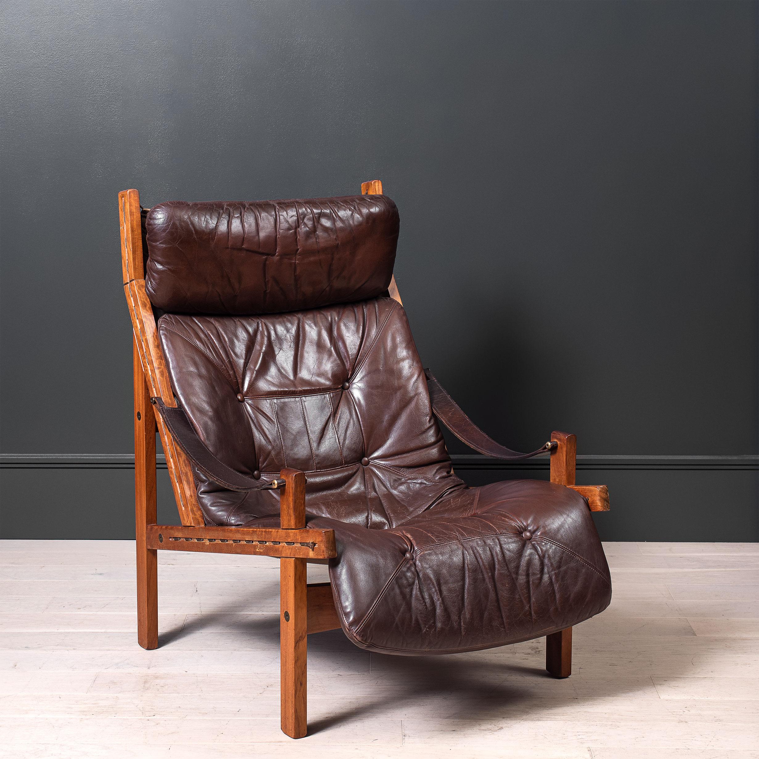 A Torbjorn Afdal Hunter chair produced by Bruksbo, Norway circa 1960.
Original leather and walnut frame.
Very comfortable indeed.
Enquire for international shipping.