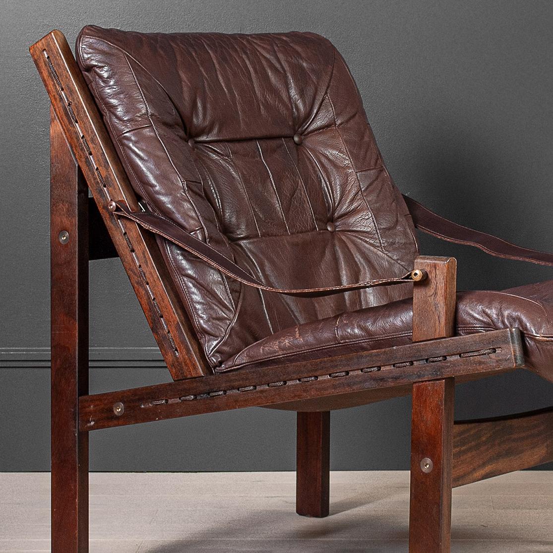 Une chaise classique nordique Torbjorn Afdal Hunter produite par Bruksbo, Norvège, vers 1960.
Cuir d'origine et cadre en noyer. Une version à haut dossier est également disponible - voir nos listes.
Très confortable en effet.
Renseignez-vous sur
