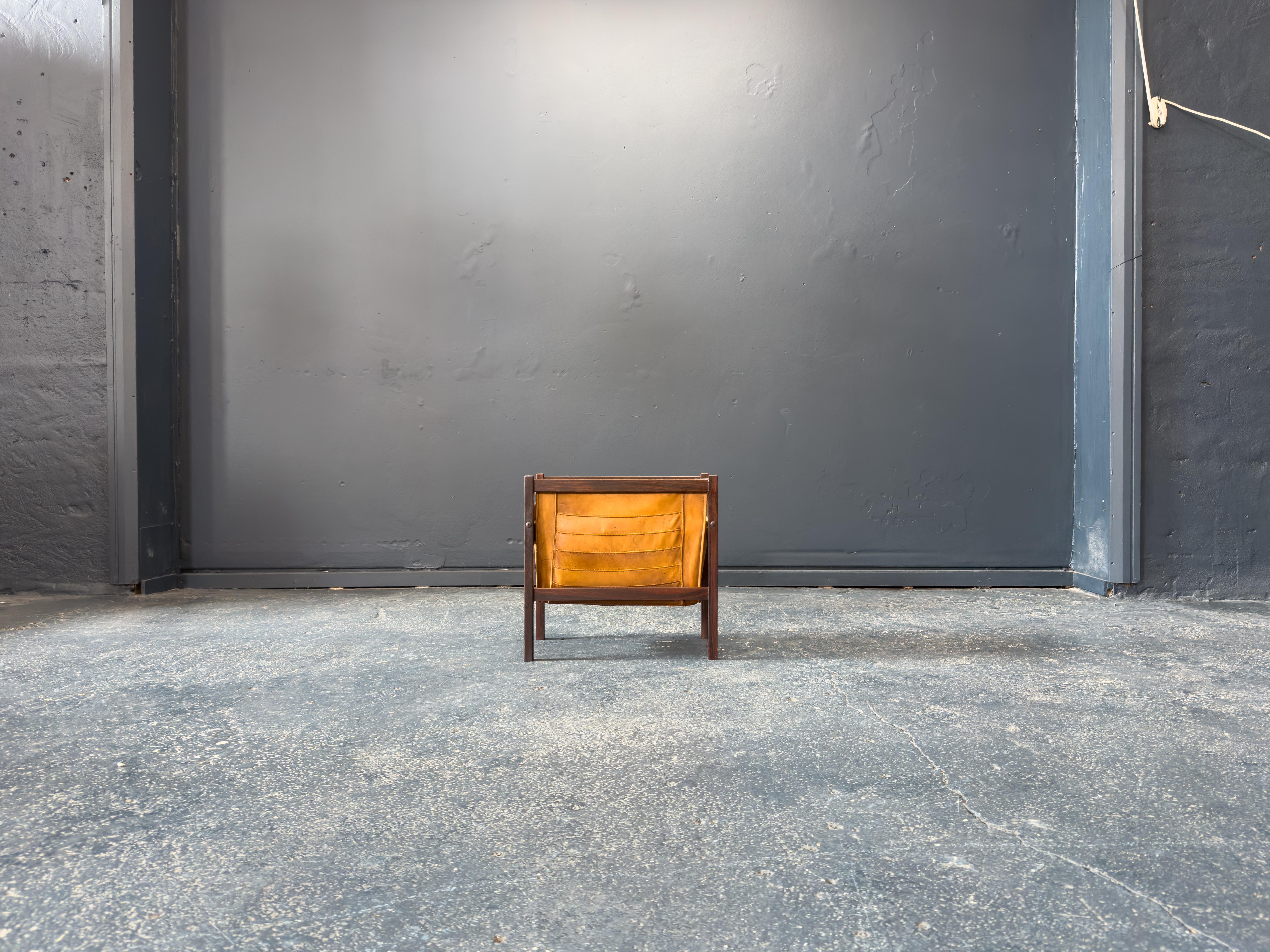 Conçu par Torbjørn Afdal, ce porte-journaux en cuir est une combinaison magistrale de minimalisme scandinave et de matériaux luxueux. Fabriqué en bois dur, ce meuble présente un grain profond et lustré qui exsude sophistication et chaleur.

Le cadre